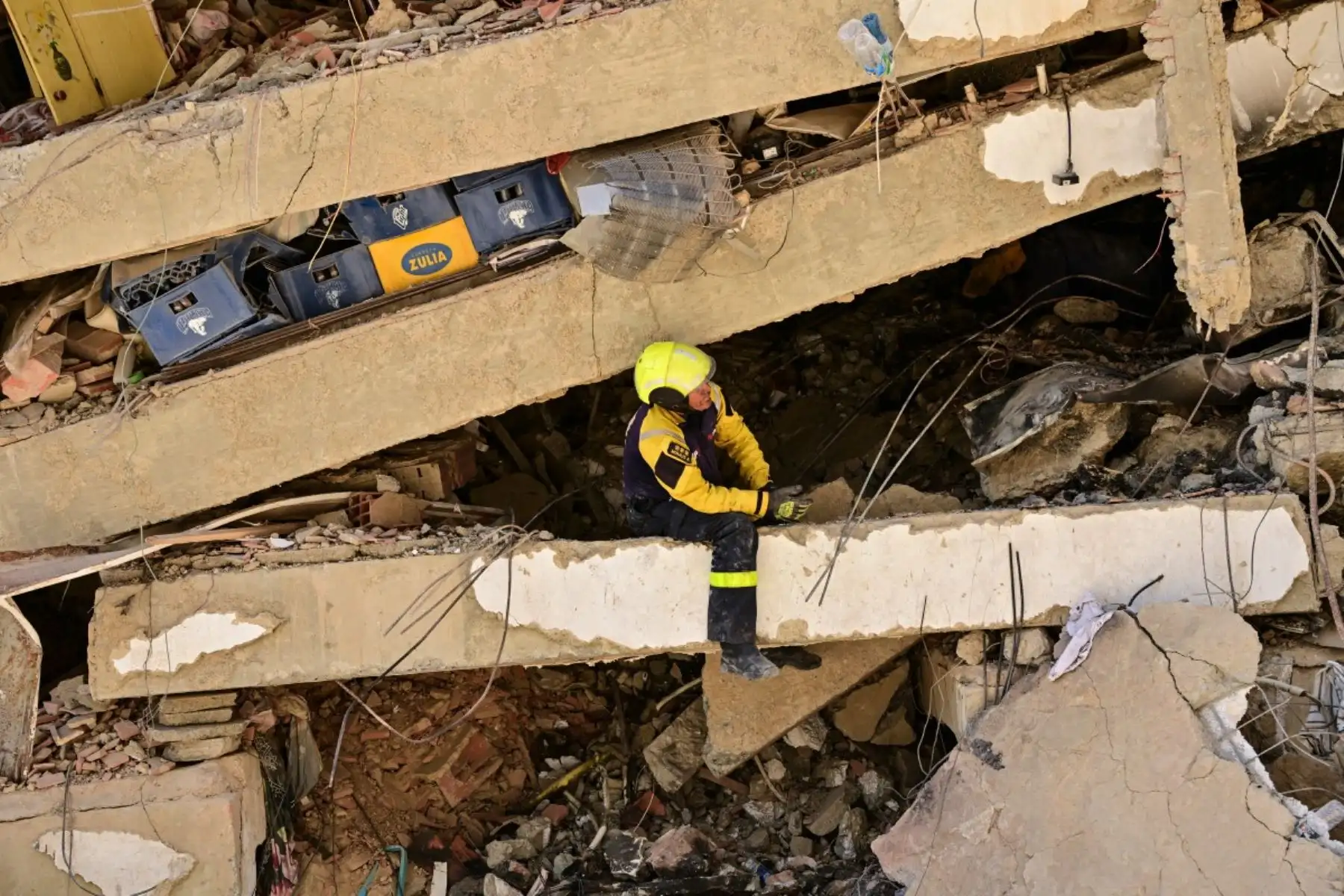 Un rescatista venezolano busca víctimas en un edificio destruido en Caraballeda, estado de La Guaira, Venezuela, el 8 de julio de 2026, tras los terremotos del 24 de junio. El gobierno venezolano solicitó el 8 de julio de 2026 la liberación de los activos congelados para recaudar fondos para la recuperación del país tras los dos terremotos del mes anterior, que causaron la muerte de al menos 3.600 personas. Foto: AFP