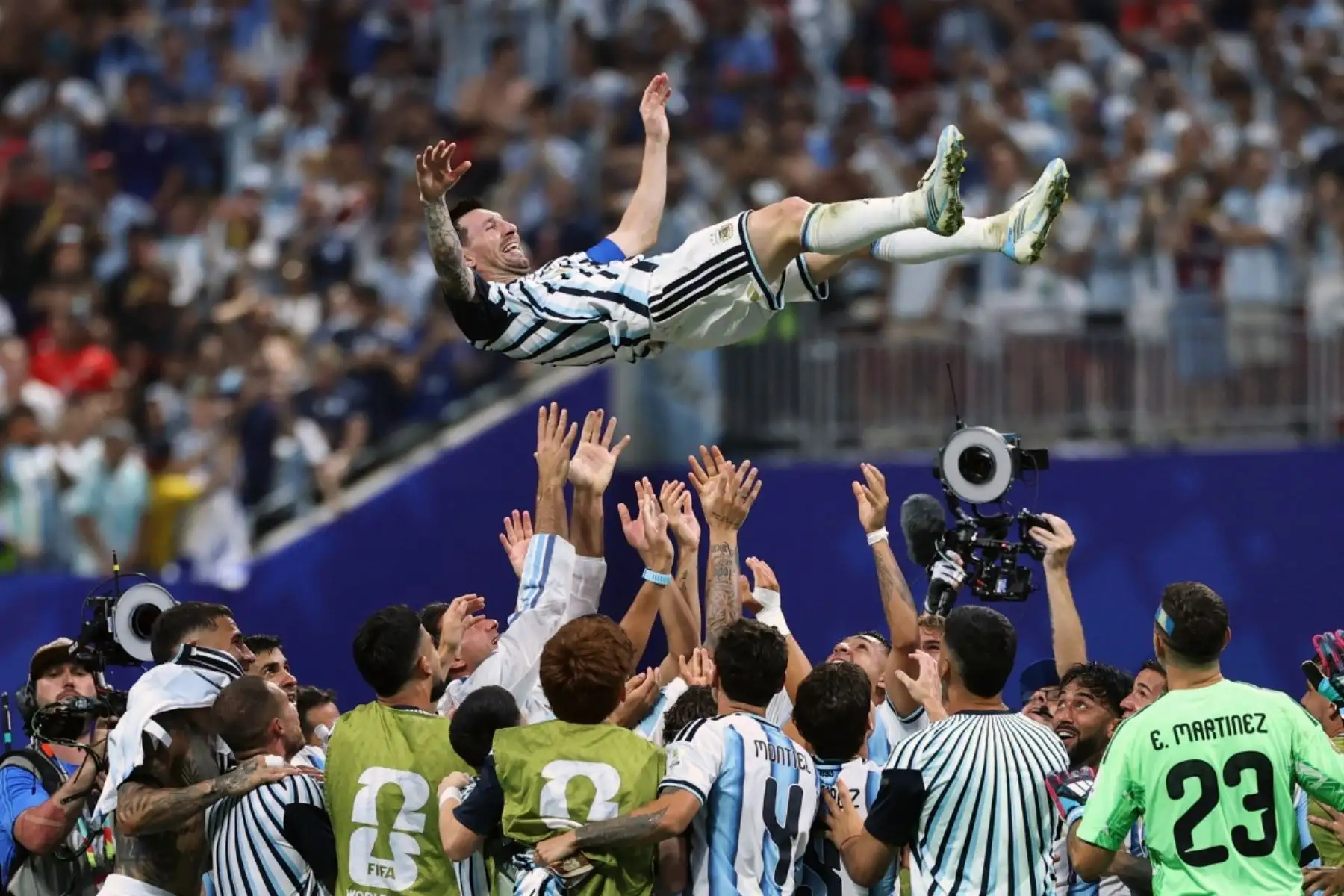 El delantero argentino Lionel Messi, número 10, celebra con sus compañeros tras la victoria en el partido de octavos de final del Mundial de 2026 entre Argentina y Egipto, disputado en el Atlanta Stadium de Atlanta el 7 de julio de 2026. (Foto de Thomas COEX / AFP)