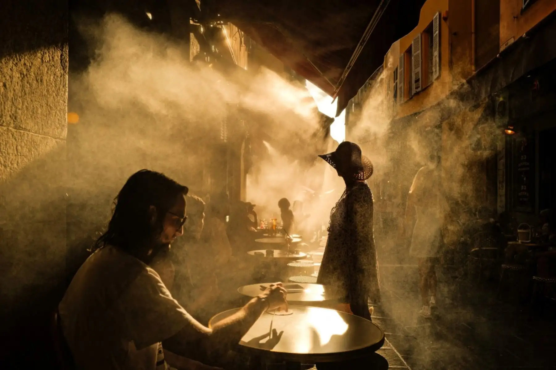 Varias personas se encuentran frente a una cafetería durante una ola de calor en la ciudad de Niza, en la Riviera francesa, el 6 de julio de 2026. (Foto de Valery HACHE / AFP)