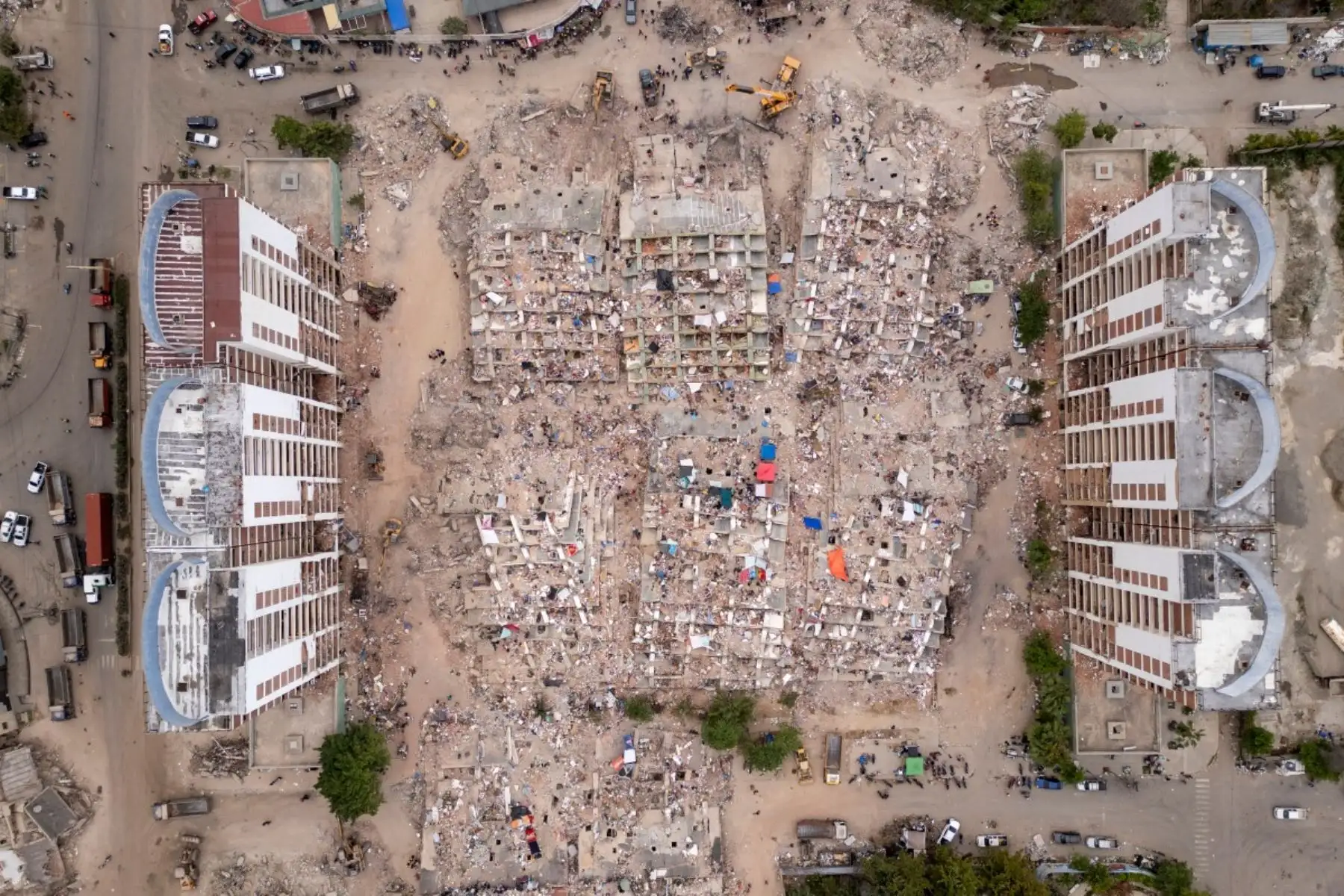 Esta vista aérea muestra edificios derrumbados en Caraballeda, estado de La Guaira, Venezuela, el 6 de julio de 2026, tras los terremotos del 24 de junio. Los dos sismos que azotaron Venezuela el 24 de junio dejaron al menos 3.535 muertos, según informó el gobierno venezolano el 6 de julio. Foto: AFP