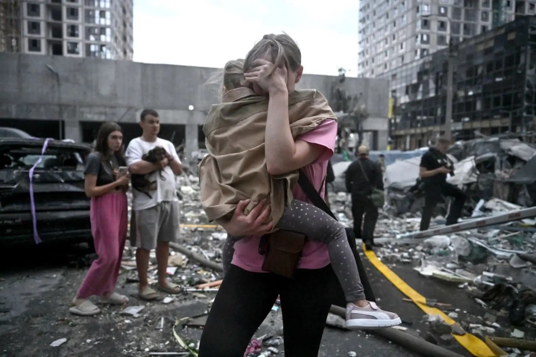 Una mujer, residente de un edificio residencial de varias plantas dañado, abraza a su hija tras un ataque con misiles rusos contra la capital ucraniana, Kiev, el 6 de julio de 2026, en medio de la invasión rusa de Ucrania. Foto: AFP
