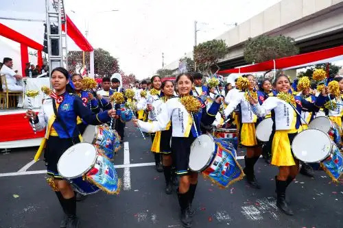 Fiestas Patrias 2026: alumnos de colegios emblemáticos participan en desfile escolar en la Av. Aviación