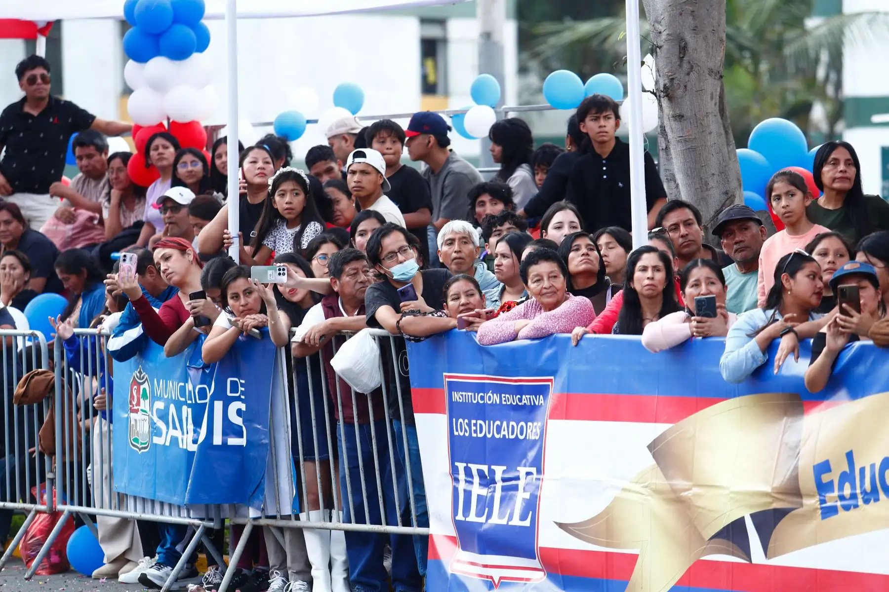 Alumnos de colegios nacionales emblemáticos como el Guadalupe, el Teresa Gonzales de Fanning y el Manuel González Prada, entre otros, desfilaron en la avenida Aviación en San Luis el domingo 12 de julio como parte de los tradicionales desfiles escolares para conmemorar las fiestas Patrias 2026 que se celebran en diversos distritos de la capital y del Perú. Foto: ANDINA/Daniel Bracamonte