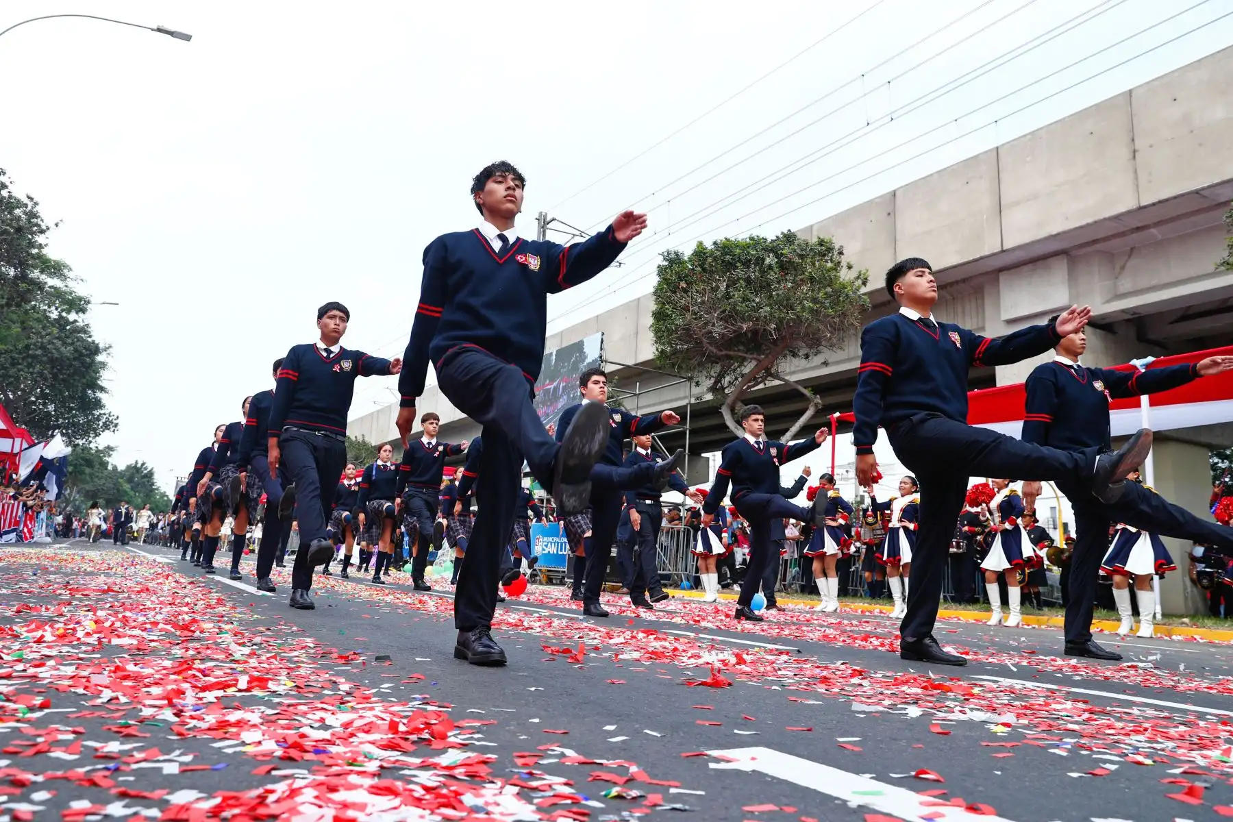 Alumnos de colegios nacionales emblemáticos como el Guadalupe, el Teresa Gonzales de Fanning y el Manuel González Prada, entre otros, desfilaron en la avenida Aviación en San Luis el domingo 12 de julio como parte de los tradicionales desfiles escolares para conmemorar las fiestas Patrias 2026 que se celebran en diversos distritos de la capital y del Perú. Foto: ANDINA/Daniel Bracamonte