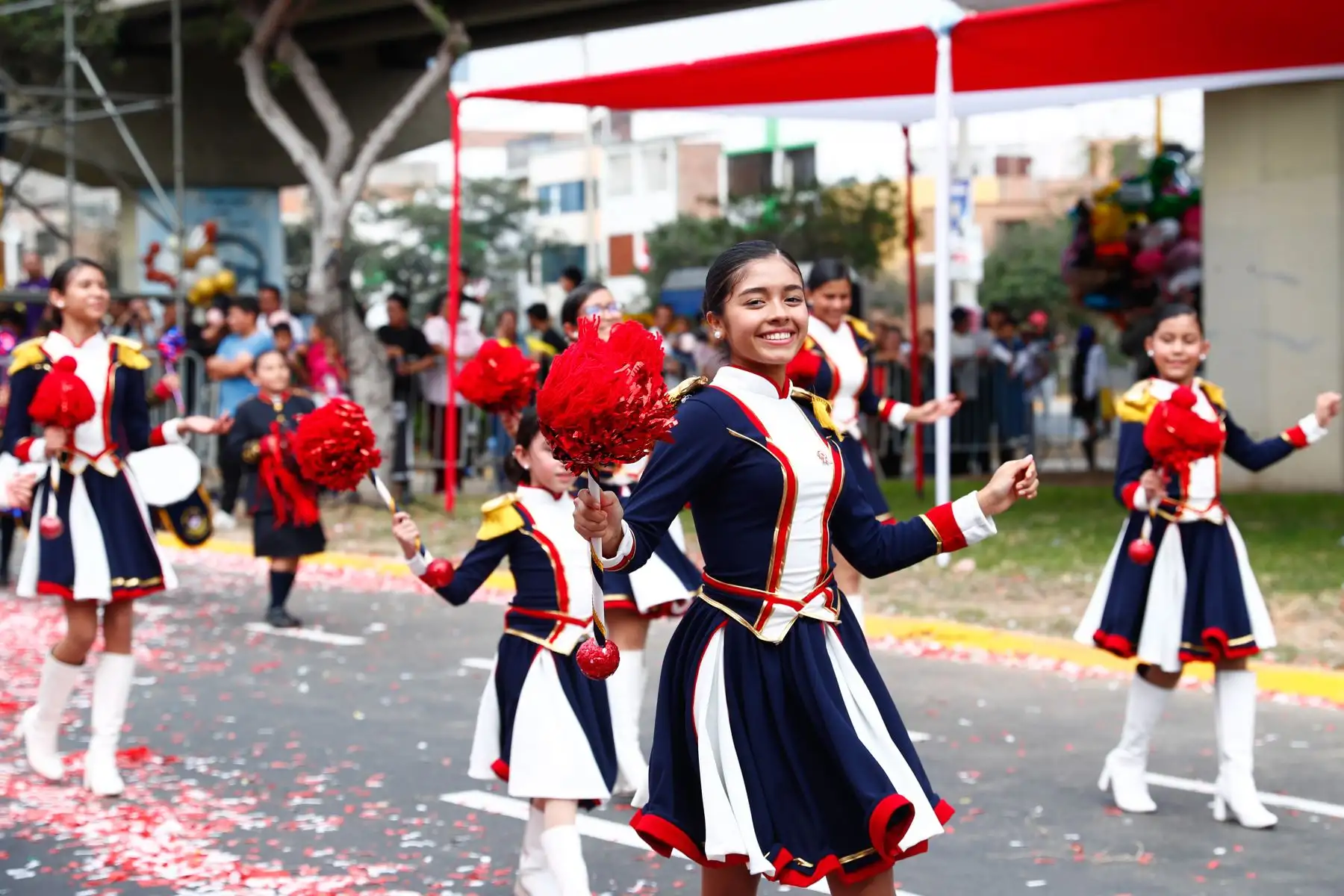 Alumnos de colegios nacionales emblemáticos como el Guadalupe, el Teresa Gonzales de Fanning y el Manuel González Prada, entre otros, desfilaron en la avenida Aviación en San Luis el domingo 12 de julio como parte de los tradicionales desfiles escolares para conmemorar las fiestas Patrias 2026 que se celebran en diversos distritos de la capital y del Perú. Foto: ANDINA/Daniel Bracamonte