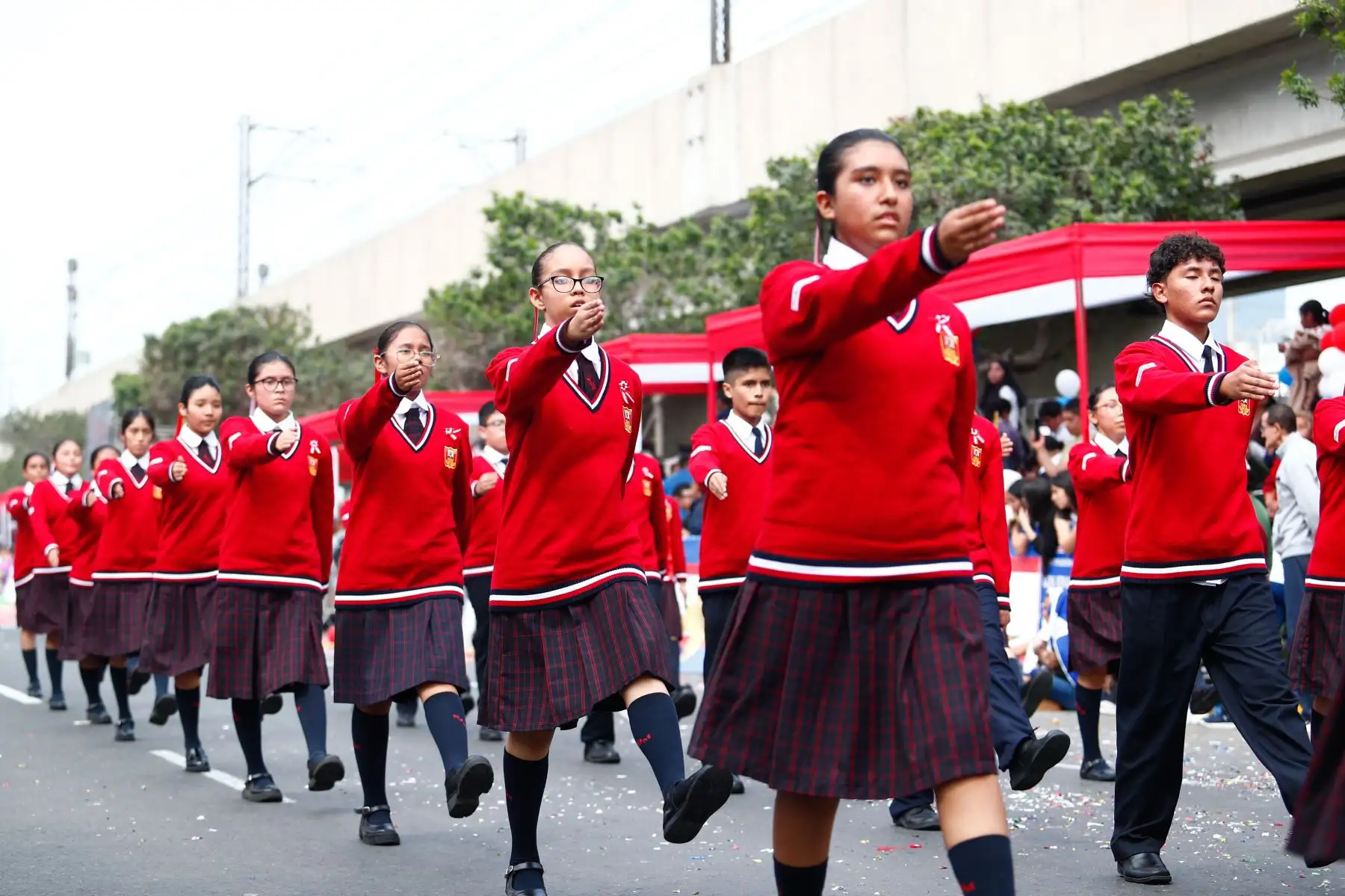 Alumnos de colegios nacionales emblemáticos como el Guadalupe, el Teresa Gonzales de Fanning y el Manuel González Prada, entre otros, desfilaron en la avenida Aviación en San Luis el domingo 12 de julio como parte de los tradicionales desfiles escolares para conmemorar las fiestas Patrias 2026 que se celebran en diversos distritos de la capital y del Perú. Foto: ANDINA/Daniel Bracamonte