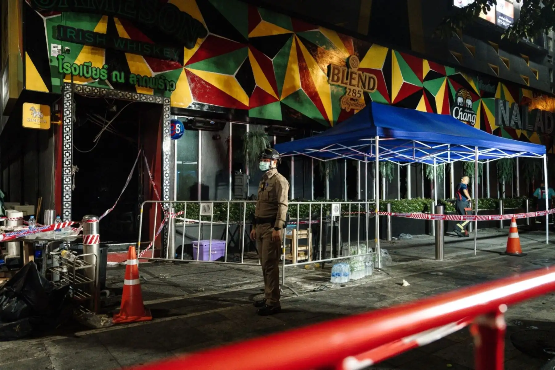 Funcionarios de la Administración Metropolitana de Bangkok trabajan en el exterior del bar Rong Beer Na Lat Phrao tras un incendio ocurrido en Bangkok el 13 de julio de 2026. Foto: AFP
