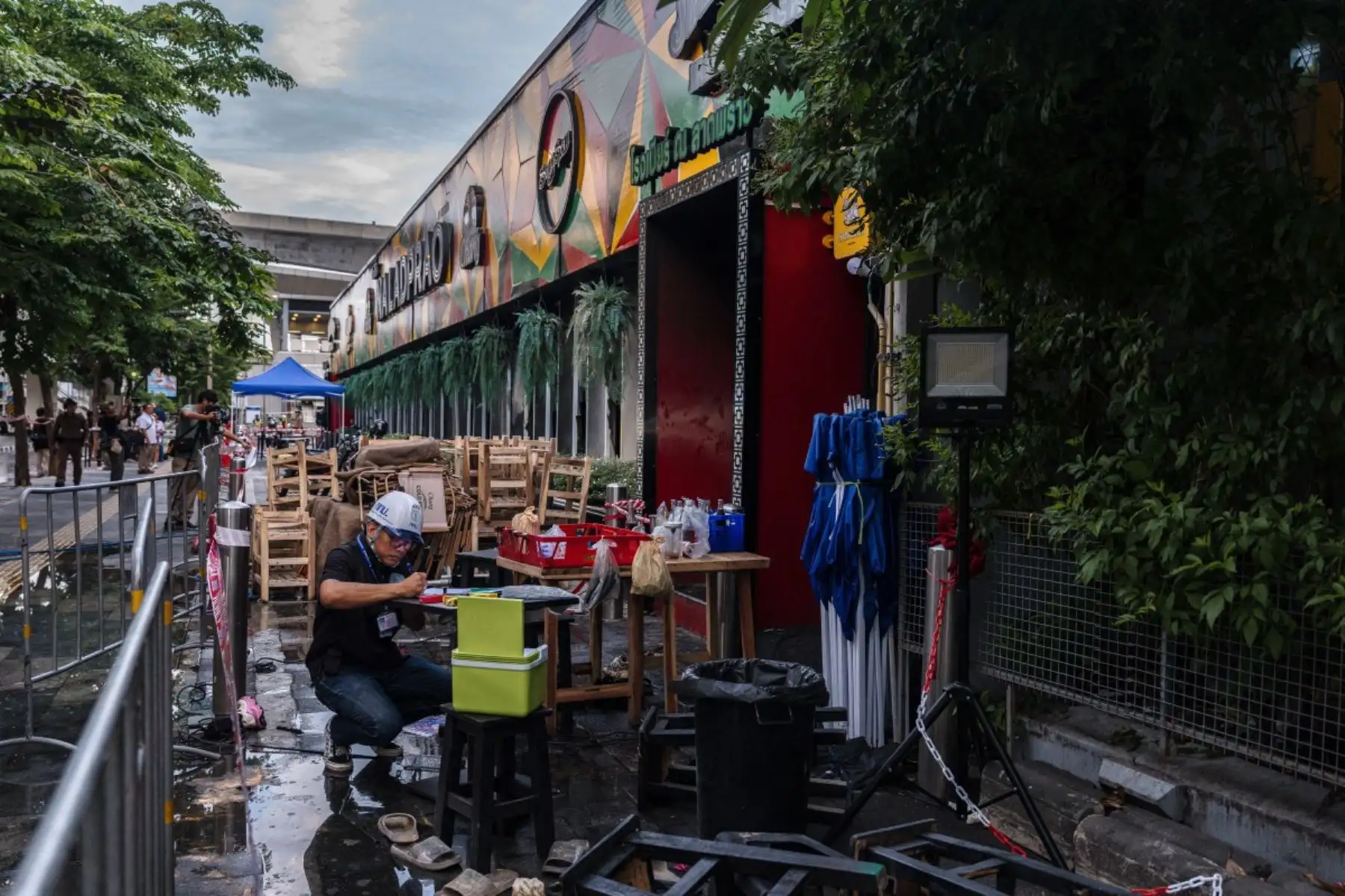 Funcionarios de la Administración Metropolitana de Bangkok trabajan en el exterior del bar Rong Beer Na Lat Phrao tras un incendio ocurrido en Bangkok el 13 de julio de 2026. Foto: AFP