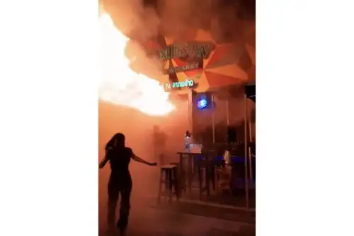 Enorme incendio en bar de Bangkok mata al menos a 27 personas