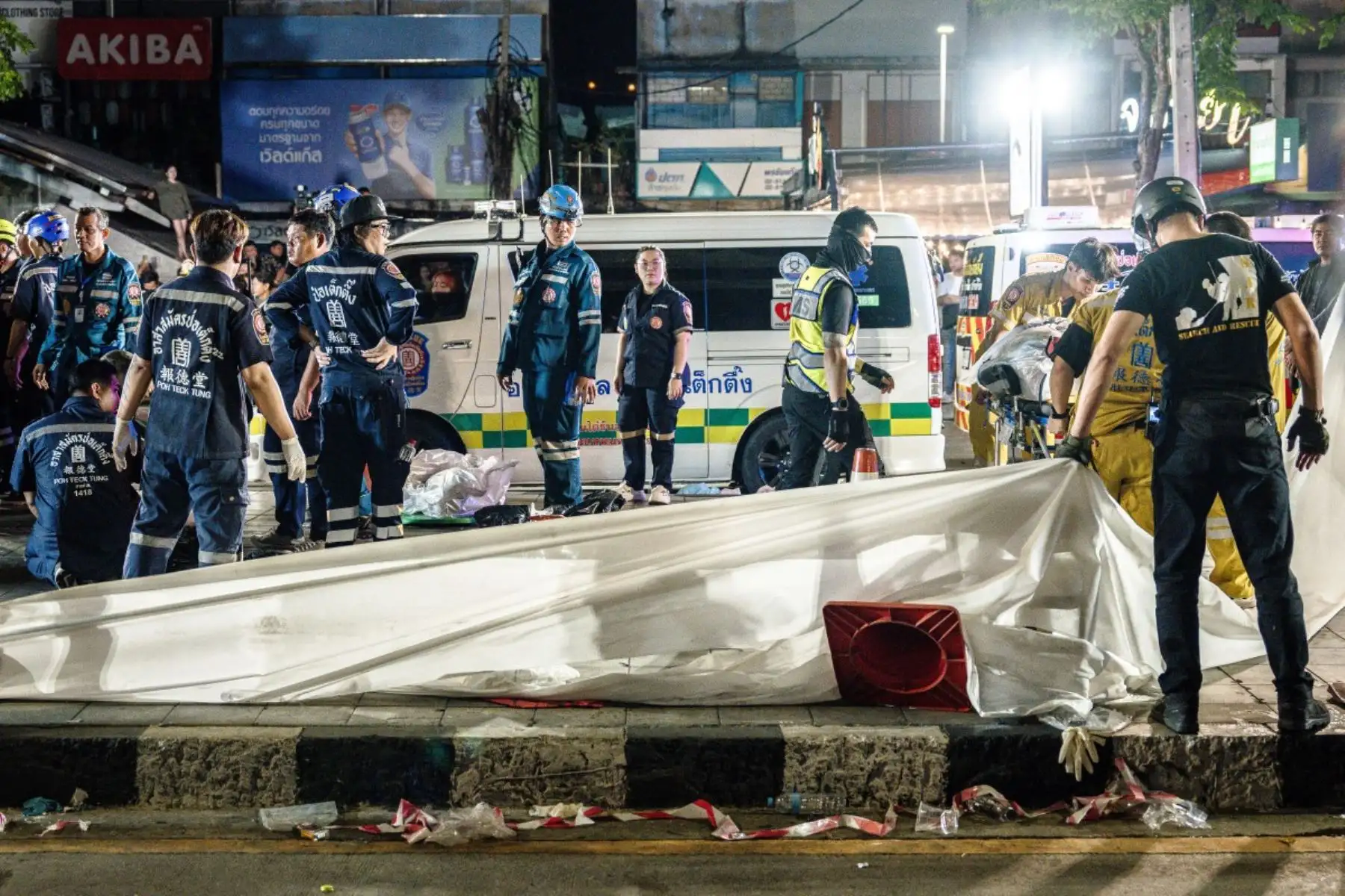 Los servicios de emergencia se preparan para trasladar los cuerpos de las víctimas a las ambulancias tras el incendio ocurrido en el bar Rong Beer Na Lat Phrao de Bangkok el 13 de julio de 2026. Foto: AFP