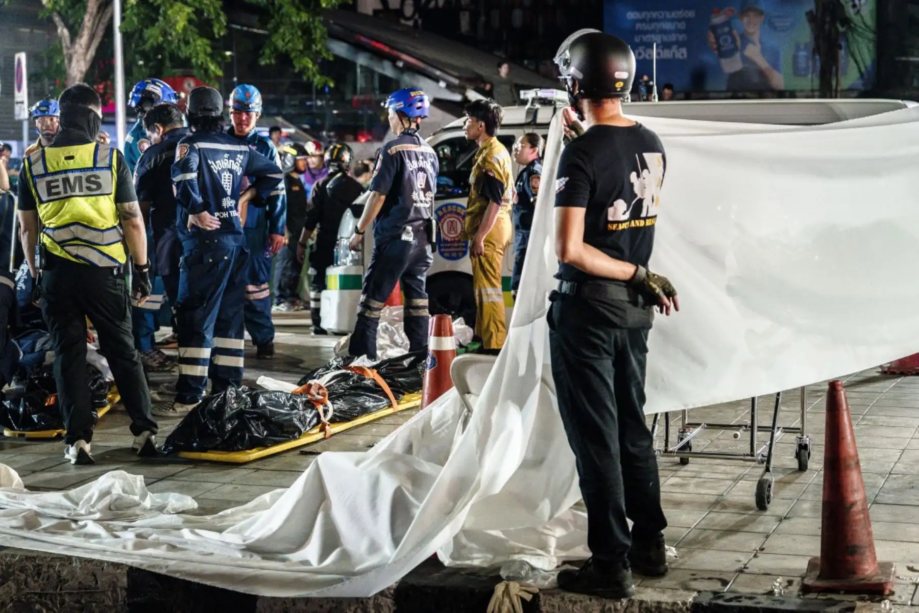 Los servicios de emergencia se preparan para trasladar los cuerpos de las víctimas a las ambulancias tras el incendio ocurrido en el bar Rong Beer Na Lat Phrao de Bangkok el 13 de julio de 2026. Foto: AFP