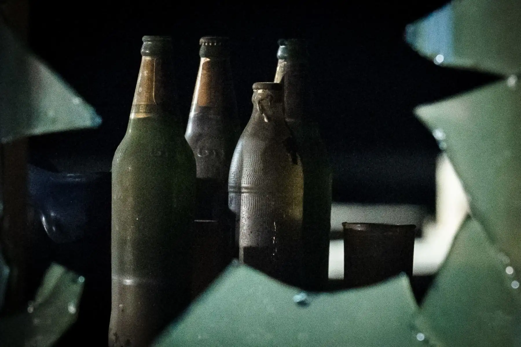 Se pueden ver botellas de cerveza dentro del bar después de que un incendio masivo se desatara en Bangkok, en la madrugada del 13 de julio de 2026. Foto: AFP
