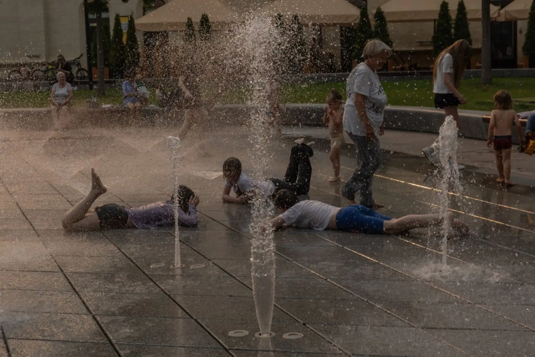 Niños juegan en una fuente en un caluroso día de verano mientras la ola de calor europea se desplaza hacia el este, a los Balcanes y Ucrania, en Kiev. Foto: AFP