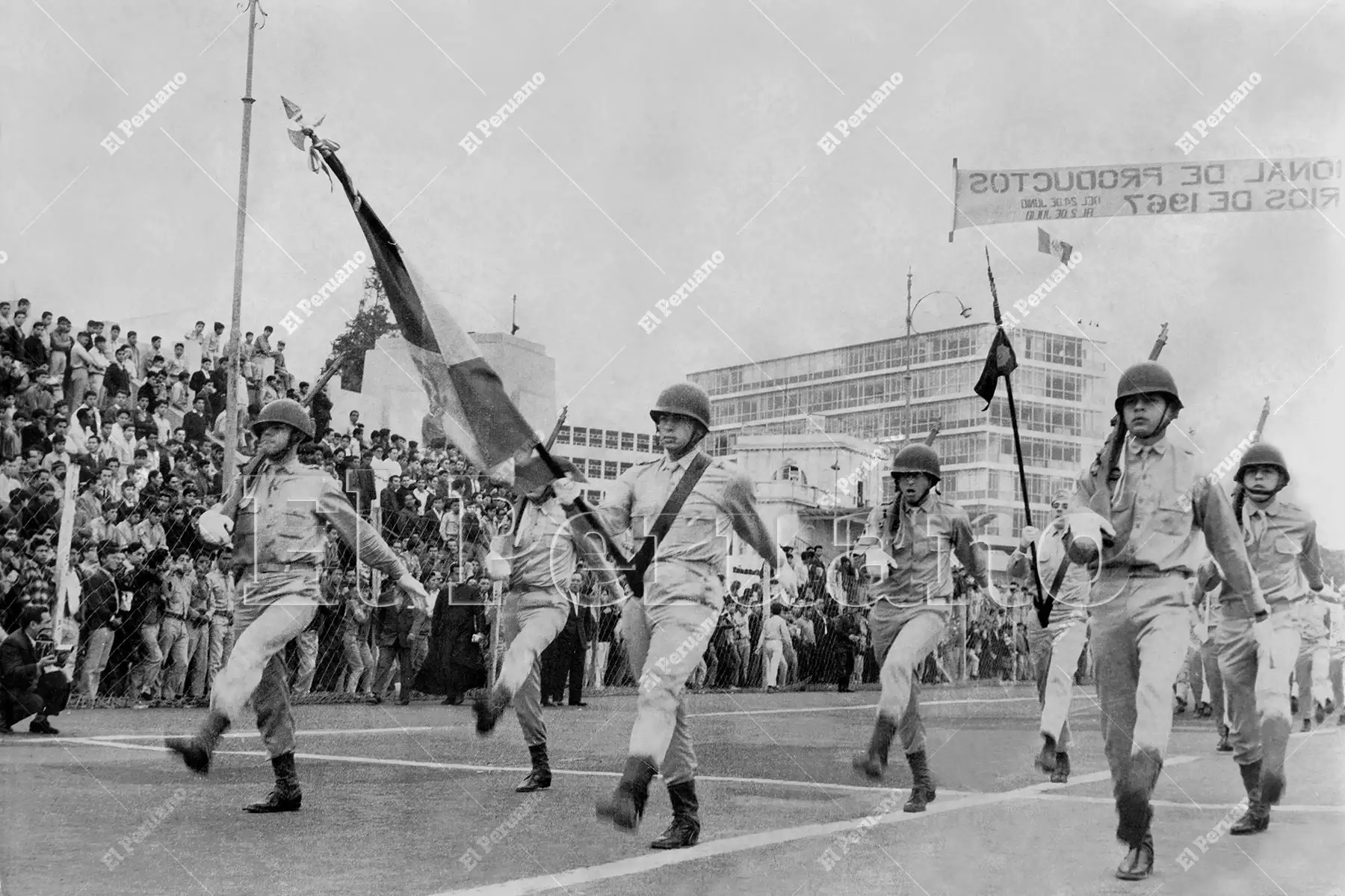 Lima - 22 julio 1967 / Militarmente desfila en el Campo de Marte el batallón del Colegio Nacional Nuestra Señora de Guadalupe, el único autorizado para tener prendas militares en sus equipos y rifles durante el Desfile Pre-Militar. Foto: Archivo Histórico de El Peruano