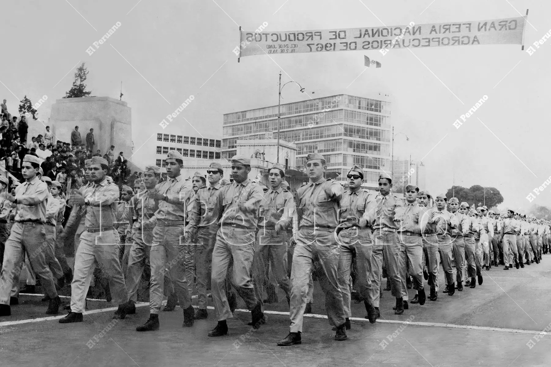 Lima - 22 julio 1967 / Miles de estudiantes de colegios particulares, nacionales y grandes unidades escolares participaron en el gran desfile escolar por Fiestas Patrias en el Campo de Marte.