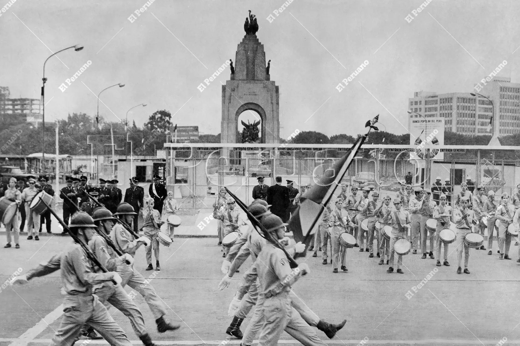 Lima - 14 julio 1967 / Paso marcial del segundo agrupamiento de los colegios nacionales y grandes unidades escolares que desfilaron en el Campo de Marte. Foto: Archivo Histórico de El Peruano