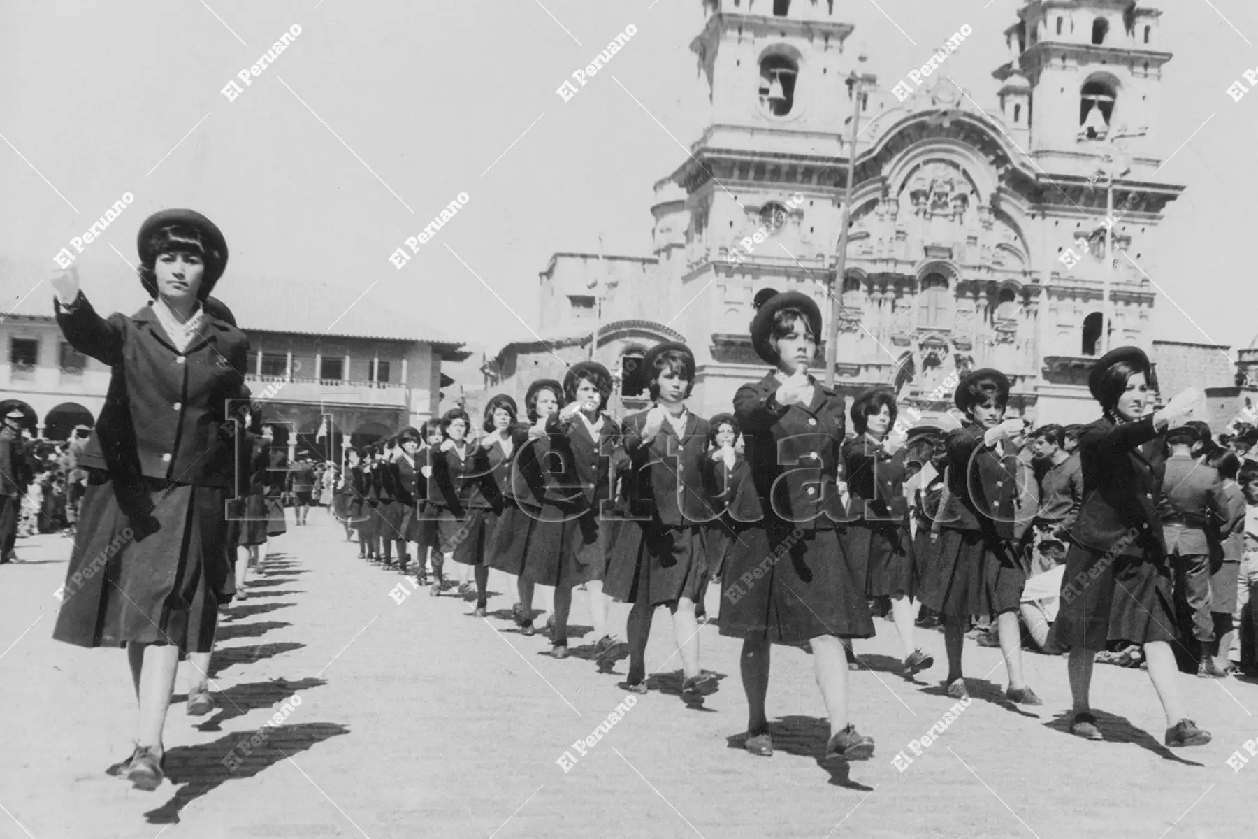 Cusco - 27 julio 1967 / Las alumnas de la Escuela Normal Santa Rosa desfilan ante la tribuna oficial instalada en la Plaza de Armas  con motivo del Desfile Pre-Militar por Fiestas Patrias. Foto: Archivo