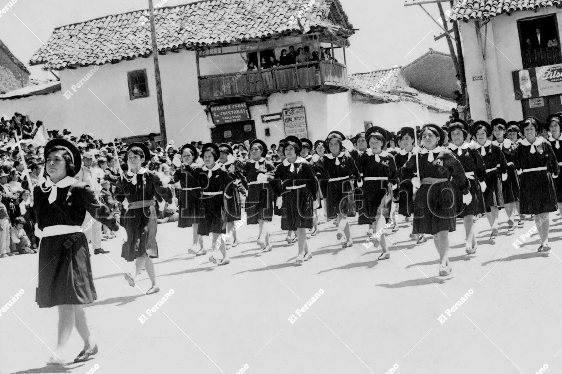 Jauja, Junín - julio 1967 / Batallon del colegio San Vicente de Paul  marchando gallardamente frente a la tribuna oficial durante el Desfile Pre-Militar. Las alumnas fueron muy apludidas  por el público y las autoridades locales civiles y militares. Foto: Archivo Histórico de El Peruano