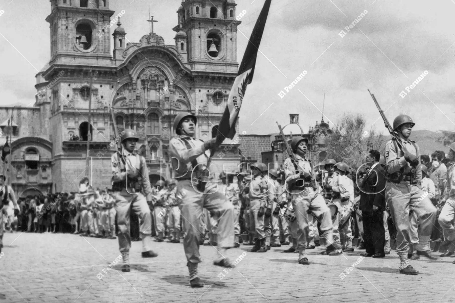 Cusco - julio 1964  / Más de 10 mil estudiantes de secundaria y comercial participaron en el  desfile escolar en homenaje al Colegio Nacional de Ciencias con ocasión de su 139° aniversario. Foto: Archivo Histórico de El Peruano