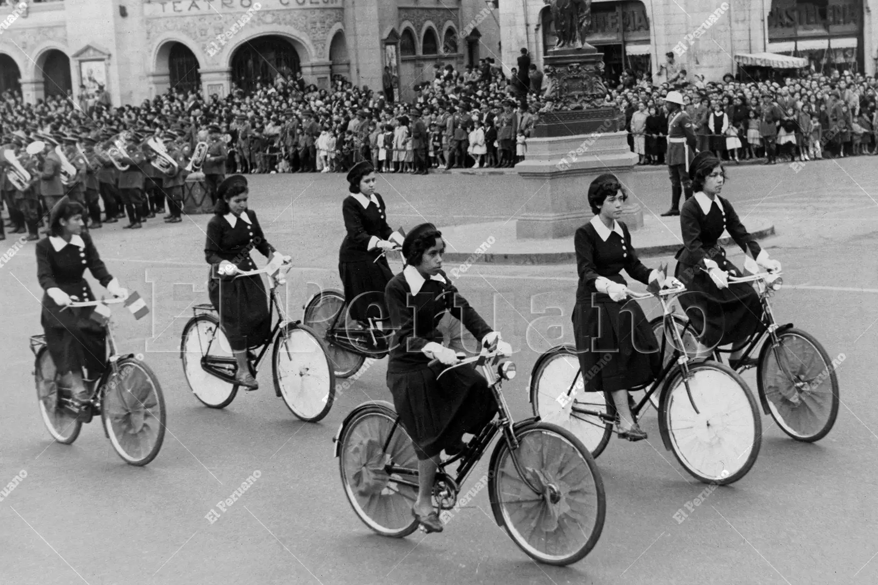 Lima - 27  julio 1953 / Estudiantes ciclistas del colegio Rosa de Santa María ponen una nota muy emotiva durante el gran desfile escolar que fue presidido por el mandatario Manuel A. Odría en la Plaza San Martín. Foto: Archivo Histórico de El Peruano
