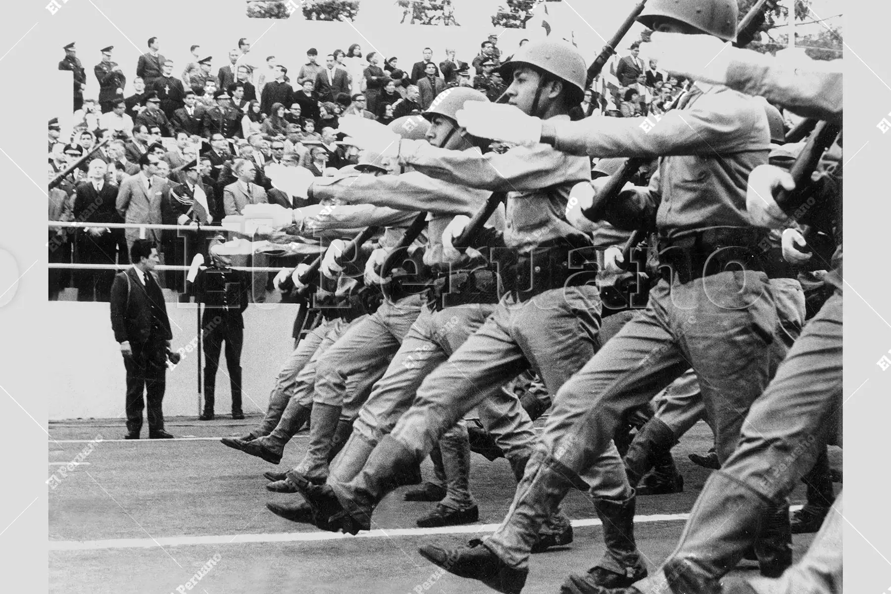 Lima - 28 julio 1967 / Militarmente desfila en el Campo de Marte el batallón del Colegio Nacional Nuestra Señora de Guadalupe, el único autorizado para tener prendas militares en sus equipos y rifles durante el Desfile Pre-Militar. Foto: Archivo Histórico de El Peruano