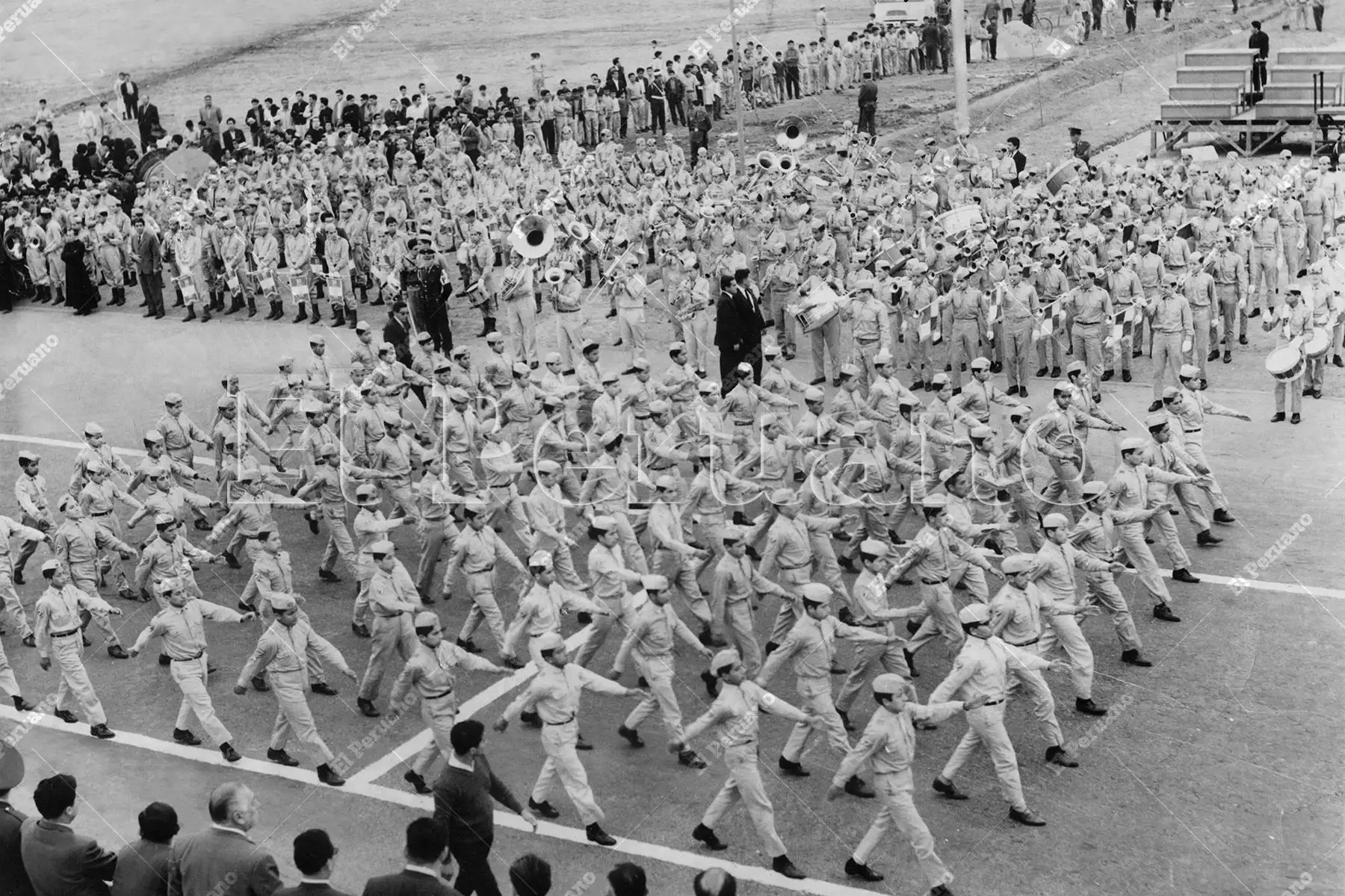 Lima - 22 julio 1966 / En una hora y 45 minutos desfilaron más de veinticinco mil alumnos en el ensayo general del Desfile Pre-Militaren el Campo de Marte. En total participaron 23 colegios en dos agrupamientos. Foto: Archivo Histórico de El Peruano