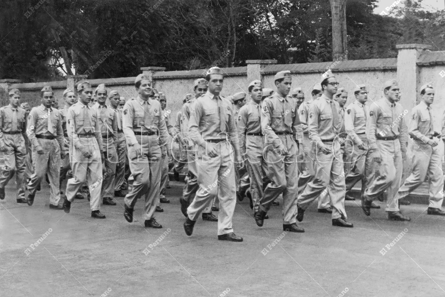Lima - 27 julio 1955 / Batallón del colegio Santa María se prepara para el defile escolar por Fiestas Patrias. Foto: Archivo Histórico de El Peruano