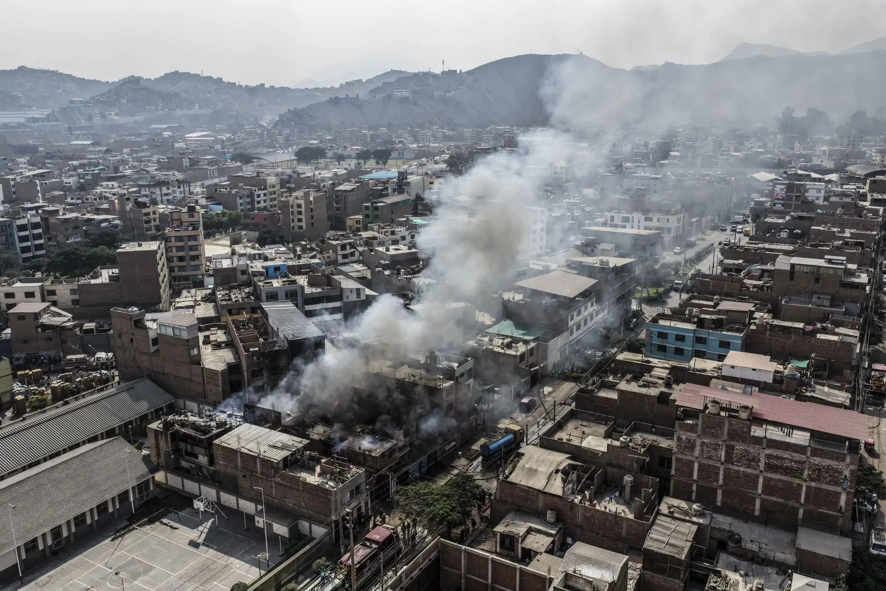 Un incendio de gran magnitud se registra la mañana de este martes en un presunto almacén ubicado en la urbanización Los Portales de Javier Prado, etapa 3, en Ate. La emergencia, reportada alrededor de las 8:46 a. m., movilizó a 11 unidades del Cuerpo General de Bomberos Voluntarios del Perú (CGBVP), que trabajan para controlar las llamas y evitar su propagación. Foto: ANDINA/Jhonel Rodríguez Robles
