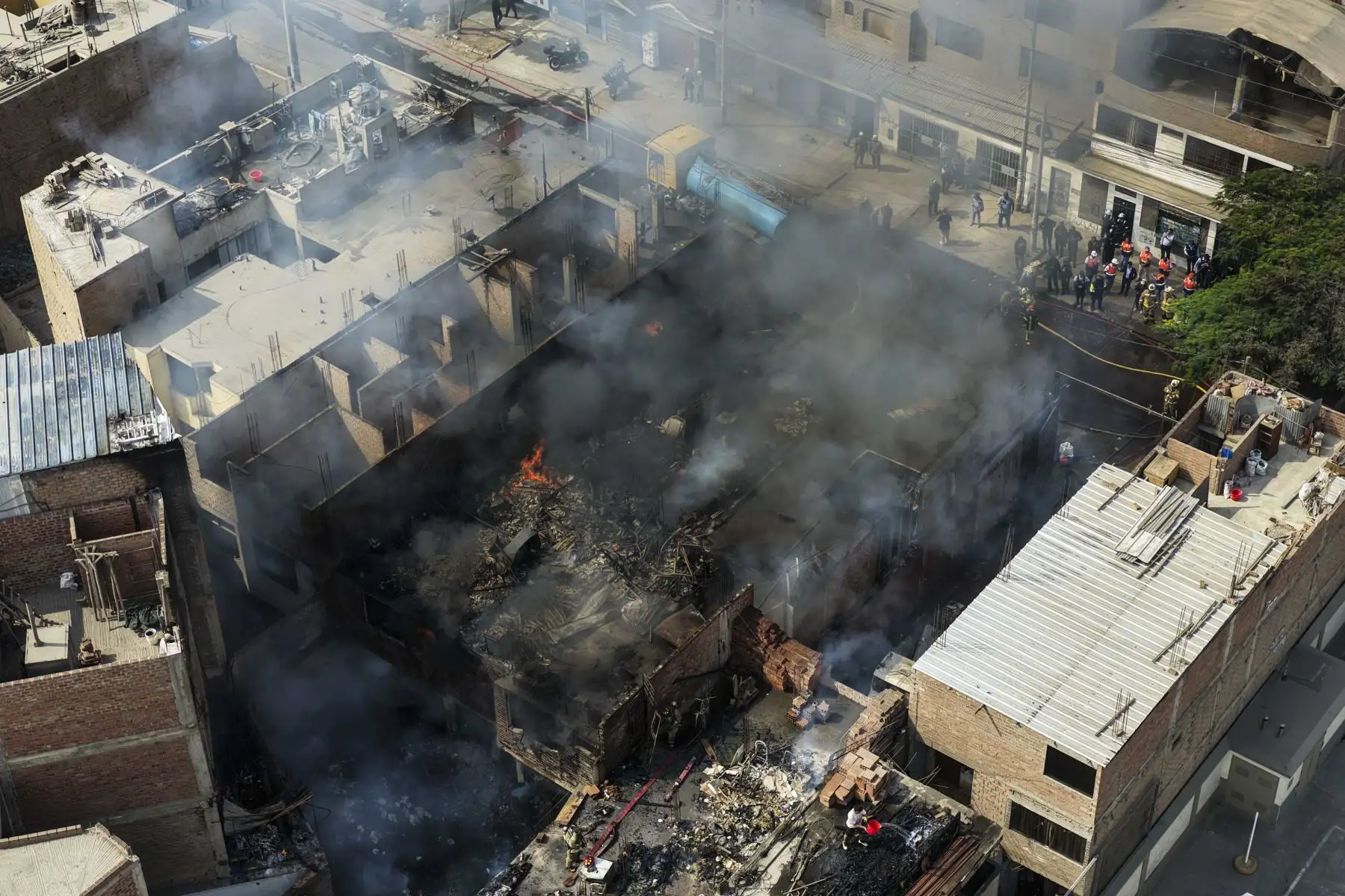 Un incendio de gran magnitud se registra la mañana de este martes en un presunto almacén ubicado en la urbanización Los Portales de Javier Prado, etapa 3, en Ate. La emergencia, reportada alrededor de las 8:46 a. m., movilizó a 11 unidades del Cuerpo General de Bomberos Voluntarios del Perú (CGBVP), que trabajan para controlar las llamas y evitar su propagación. Foto: ANDINA/Jhonel Rodríguez Robles