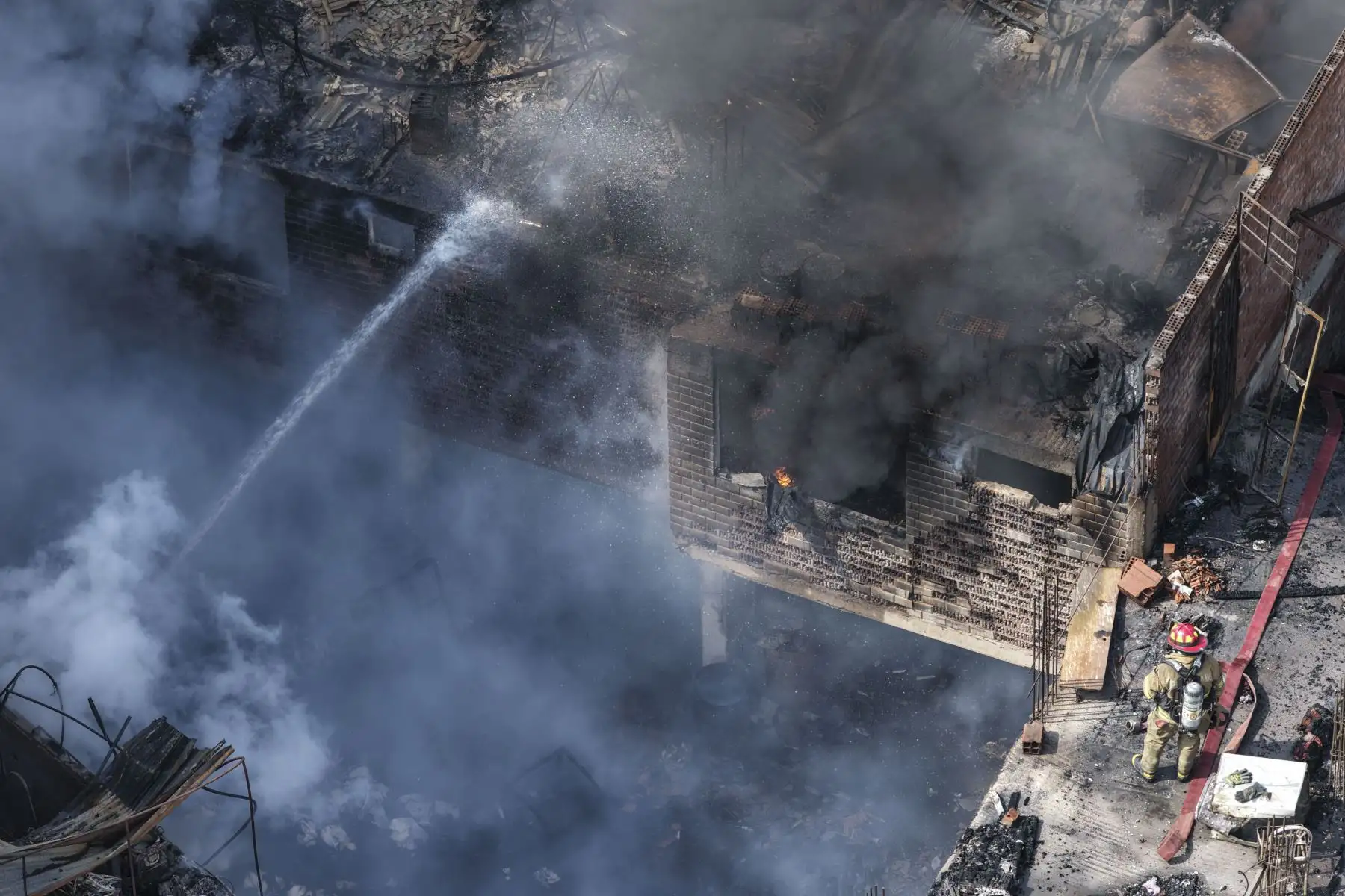 Un incendio de gran magnitud se registra la mañana de este martes en un presunto almacén ubicado en la urbanización Los Portales de Javier Prado, etapa 3, en Ate. La emergencia, reportada alrededor de las 8:46 a. m., movilizó a 11 unidades del Cuerpo General de Bomberos Voluntarios del Perú (CGBVP), que trabajan para controlar las llamas y evitar su propagación. Foto: ANDINA/Jhonel Rodríguez Robles