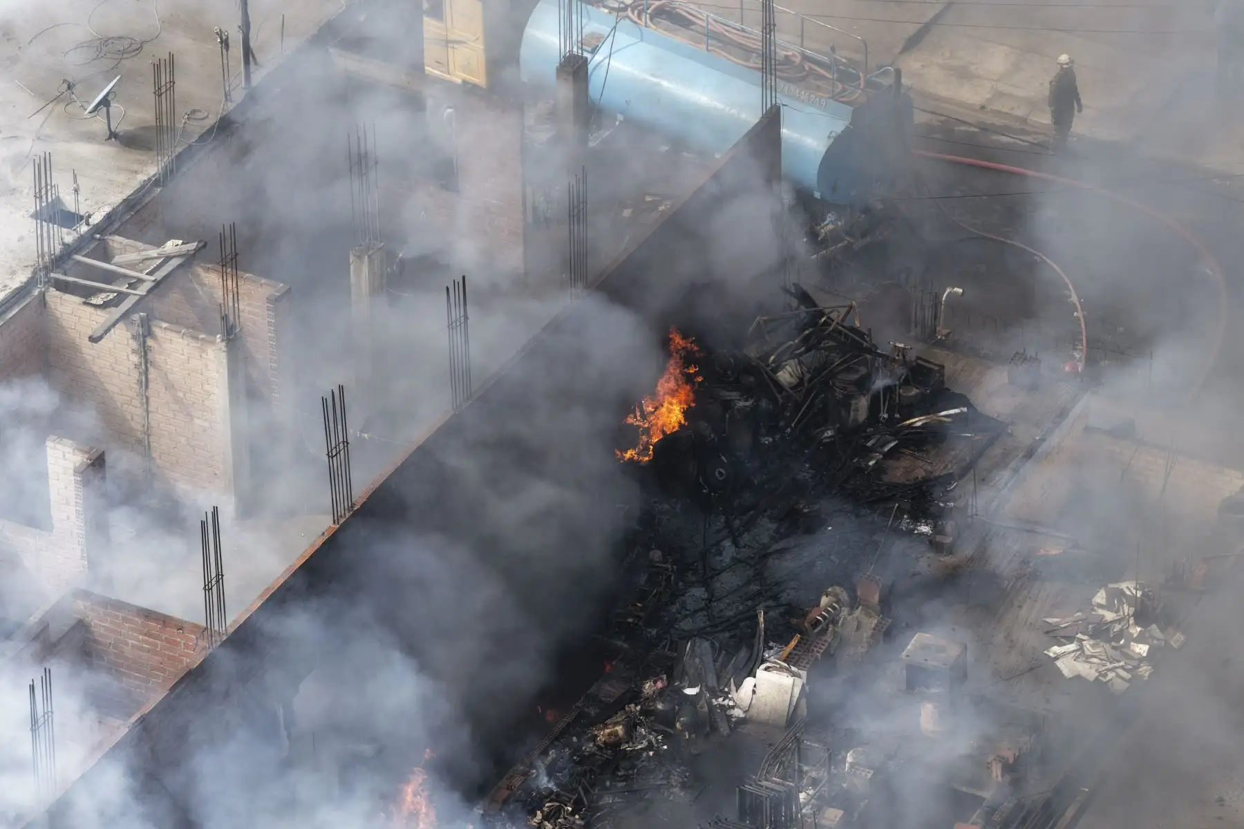 Un incendio de gran magnitud se registra la mañana de este martes en un presunto almacén ubicado en la urbanización Los Portales de Javier Prado, etapa 3, en Ate. La emergencia, reportada alrededor de las 8:46 a. m., movilizó a 11 unidades del Cuerpo General de Bomberos Voluntarios del Perú (CGBVP), que trabajan para controlar las llamas y evitar su propagación. Foto: ANDINA/Jhonel Rodríguez Robles