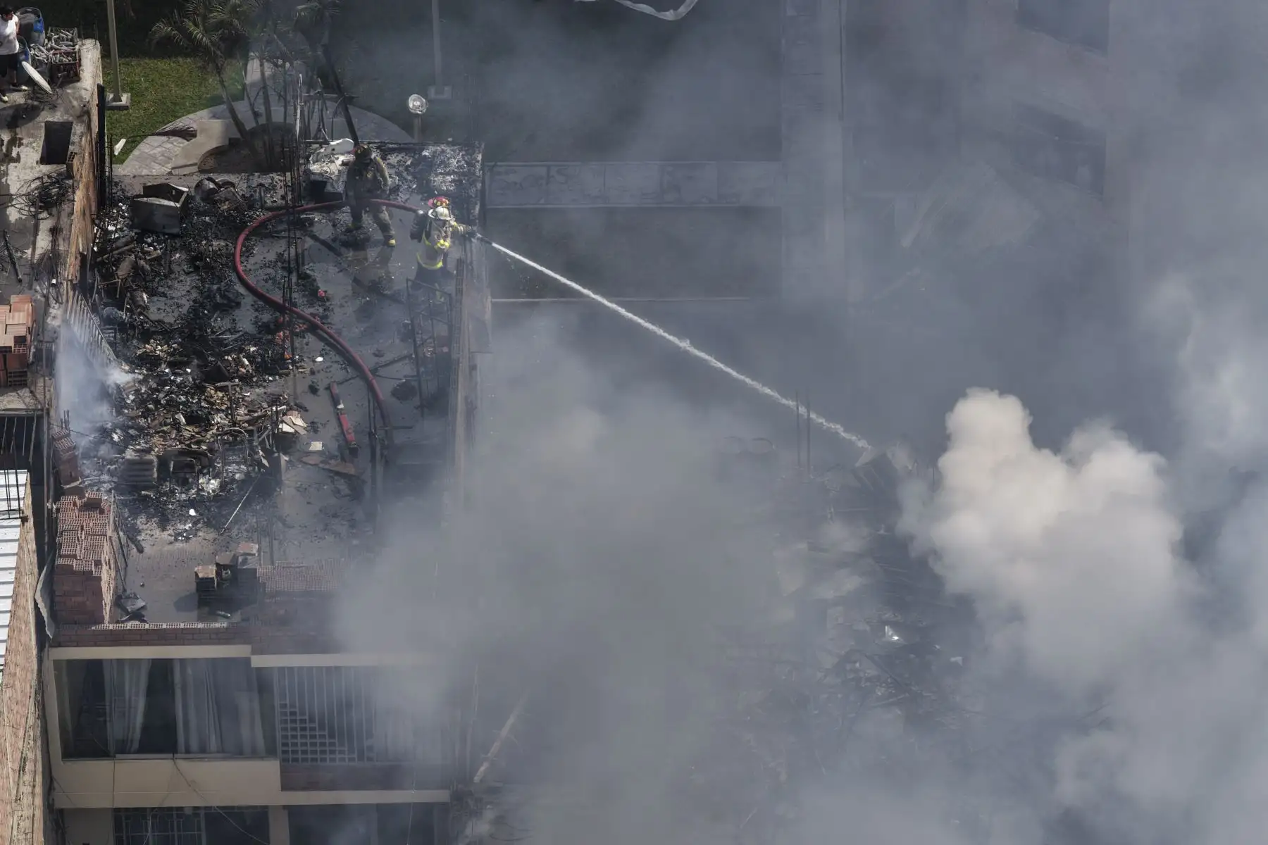Un incendio de gran magnitud se registra la mañana de este martes en un presunto almacén ubicado en la urbanización Los Portales de Javier Prado, etapa 3, en Ate. La emergencia, reportada alrededor de las 8:46 a. m., movilizó a 11 unidades del Cuerpo General de Bomberos Voluntarios del Perú (CGBVP), que trabajan para controlar las llamas y evitar su propagación. Foto: ANDINA/Jhonel Rodríguez Robles