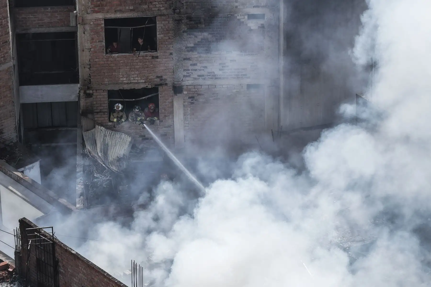 Un incendio de gran magnitud se registra la mañana de este martes en un presunto almacén ubicado en la urbanización Los Portales de Javier Prado, etapa 3, en Ate. La emergencia, reportada alrededor de las 8:46 a. m., movilizó a 11 unidades del Cuerpo General de Bomberos Voluntarios del Perú (CGBVP), que trabajan para controlar las llamas y evitar su propagación. Foto: ANDINA/Jhonel Rodríguez Robles