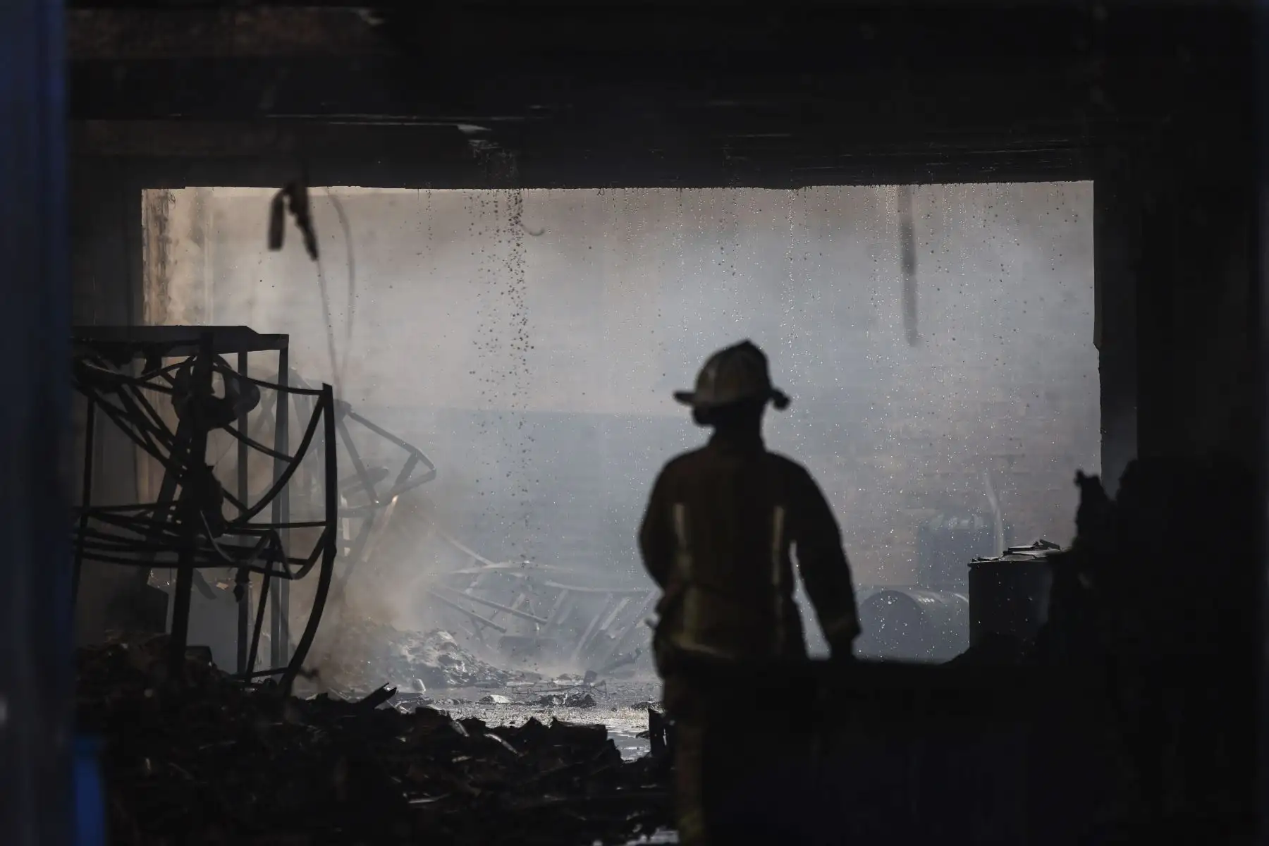 Un incendio de gran magnitud se registra la mañana de este martes en un presunto almacén ubicado en la urbanización Los Portales de Javier Prado, etapa 3, en Ate. La emergencia, reportada alrededor de las 8:46 a. m., movilizó a 11 unidades del Cuerpo General de Bomberos Voluntarios del Perú (CGBVP), que trabajan para controlar las llamas y evitar su propagación. Foto: ANDINA/Jhonel Rodríguez Robles