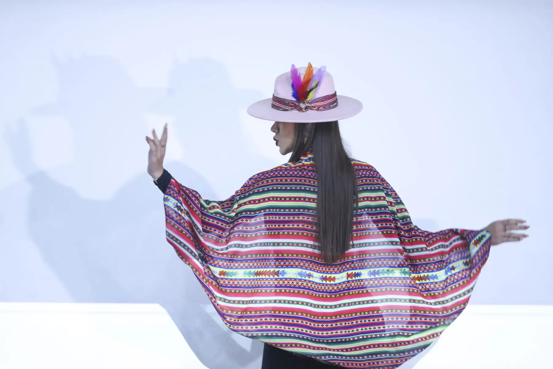 El desfile buscó resaltar la indumentaria y los accesorios asociados a la identidad cultural de Junín, en una puesta en escena vinculada a sus celebraciones regionales. Foto: ANDINA/Jhonel Rodríguez.