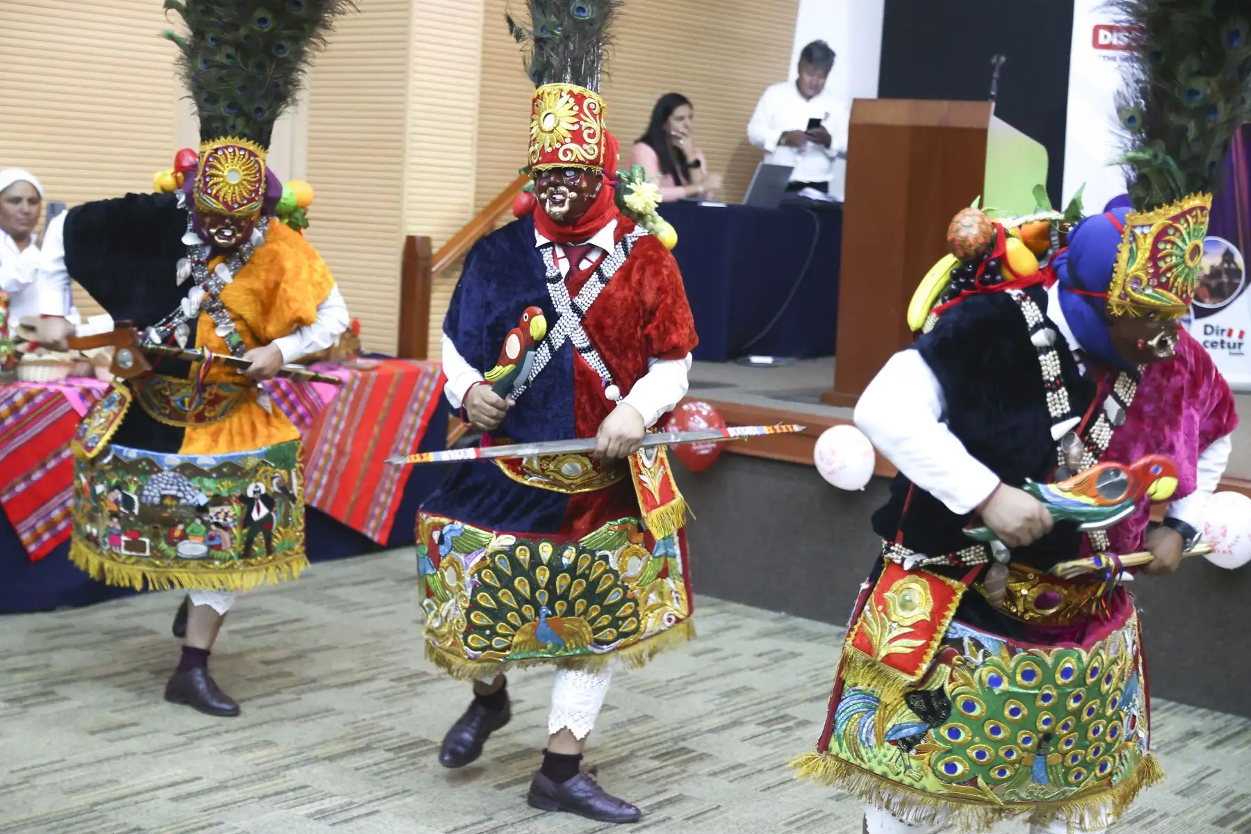 El espectáculo incluyó danzas tradicionales y expresiones escénicas vinculadas a la fiesta del Valle del Mantaro, una de las principales manifestaciones culturales de Junín. Foto: ANDINA/Jhonel Rodríguez.