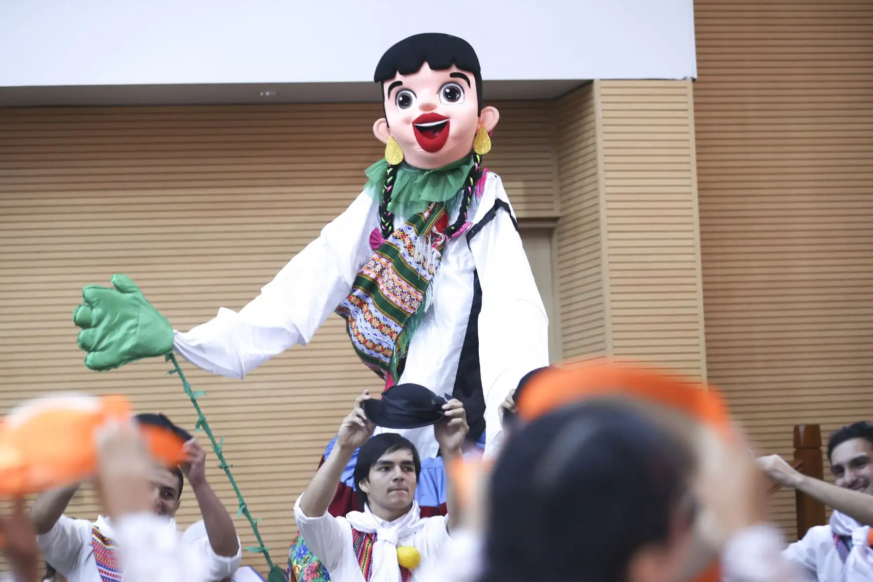Muñecos alegóricos formaron parte de la presentación cultural preparada para mostrar al público la identidad festiva de Junín durante la campaña Fiestas Patrias 2026. Foto: ANDINA/Jhonel Rodríguez.