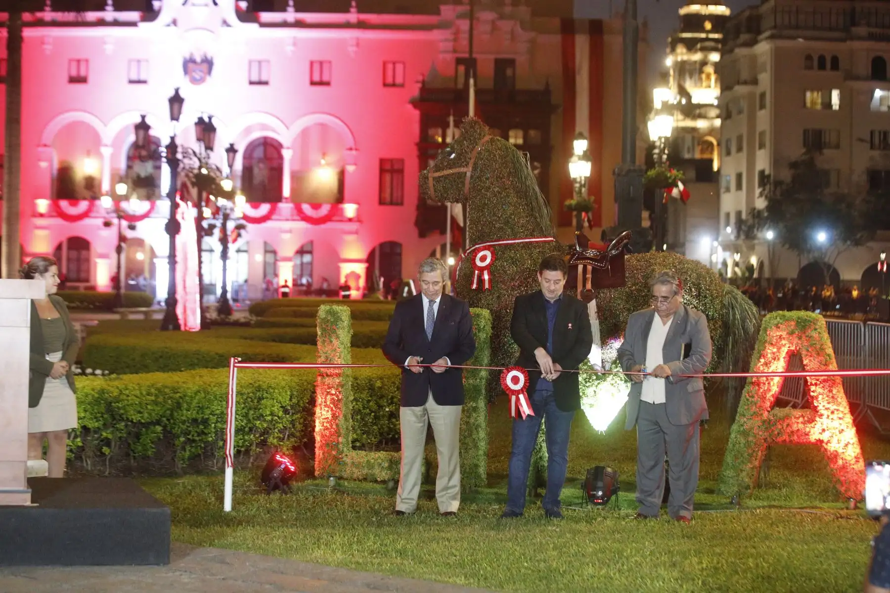 El alcalde de Lima, Renzo Reggiardo, participó en el encendido de luces en la Plaza de Armas con motivo de las Fiestas Patrias 2026. La actividad incluyó la develación de topiarios patrióticos, una exhibición de caballos de paso y la participación de artistas caracterizados como pregoneros. Foto: ANDINA/Eddy Ramos.