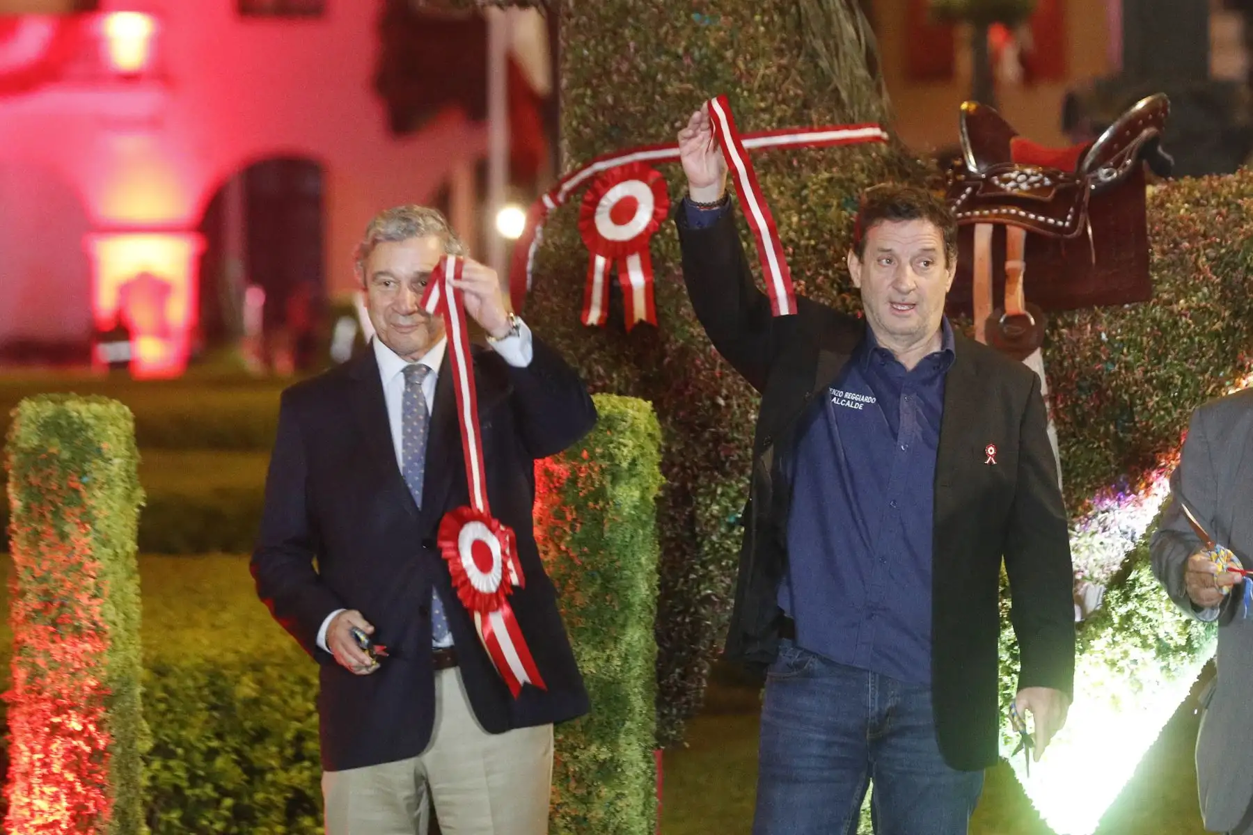 El alcalde de Lima, Renzo Reggiardo, participó en el encendido de luces en la Plaza de Armas con motivo de las Fiestas Patrias 2026. La actividad incluyó la develación de topiarios patrióticos, una exhibición de caballos de paso y la participación de artistas caracterizados como pregoneros. Foto: ANDINA/Eddy Ramos.