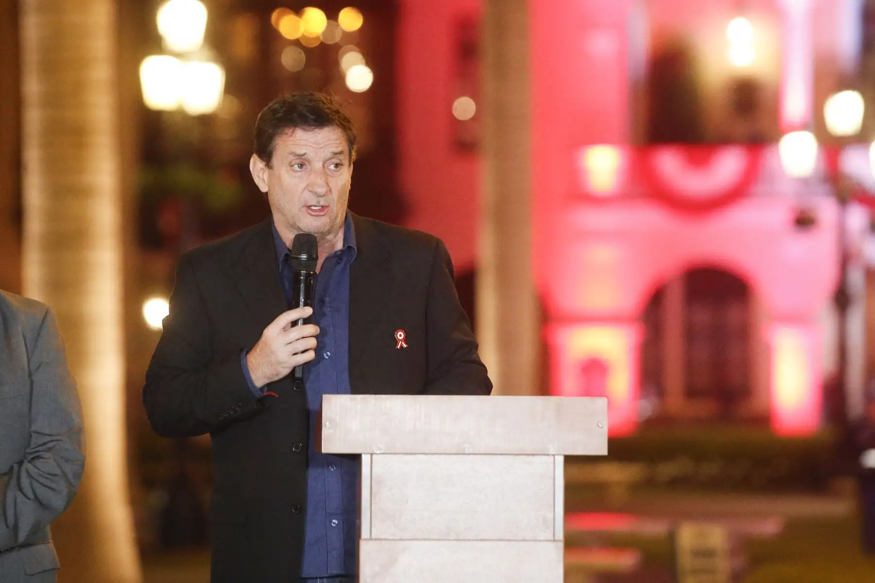 El alcalde de Lima, Renzo Reggiardo, participó en el encendido de luces en la Plaza de Armas con motivo de las Fiestas Patrias 2026. La actividad incluyó la develación de topiarios patrióticos, una exhibición de caballos de paso y la participación de artistas caracterizados como pregoneros. Foto: ANDINA/Eddy Ramos.