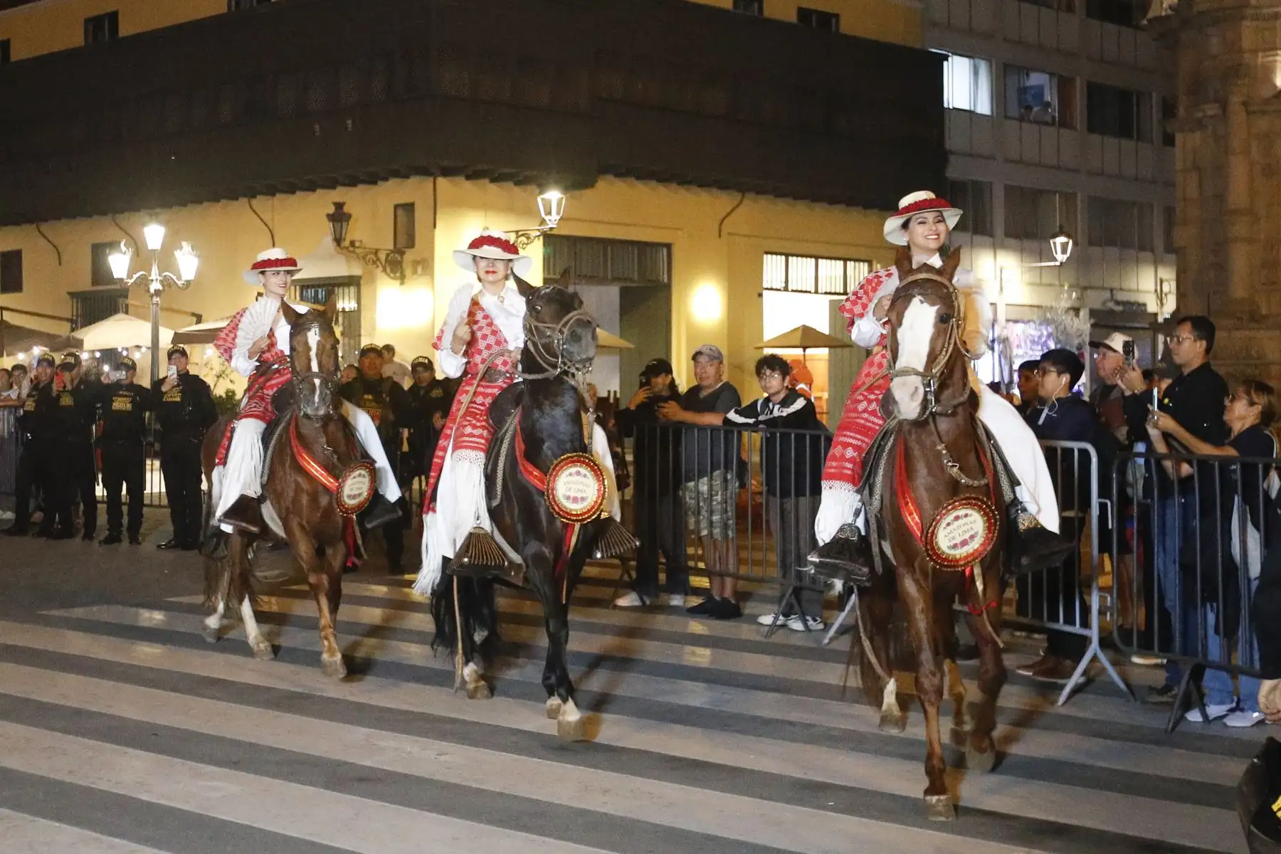 El alcalde de Lima, Renzo Reggiardo, participó en el encendido de luces en la Plaza de Armas con motivo de las Fiestas Patrias 2026. La actividad incluyó la develación de topiarios patrióticos, una exhibición de caballos de paso y la participación de artistas caracterizados como pregoneros. Foto: ANDINA/Eddy Ramos.