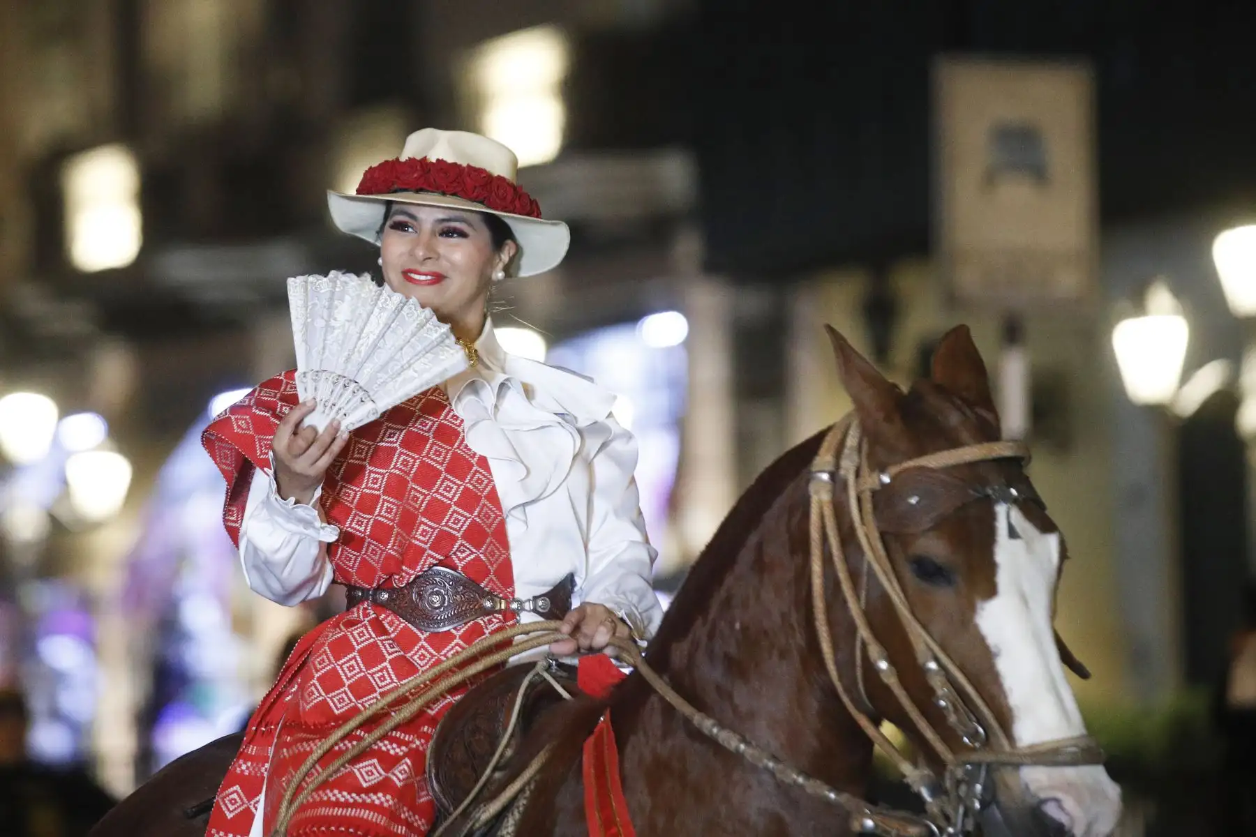 El alcalde de Lima, Renzo Reggiardo, participó en el encendido de luces en la Plaza de Armas con motivo de las Fiestas Patrias 2026. La actividad incluyó la develación de topiarios patrióticos, una exhibición de caballos de paso y la participación de artistas caracterizados como pregoneros. Foto: ANDINA/Eddy Ramos.