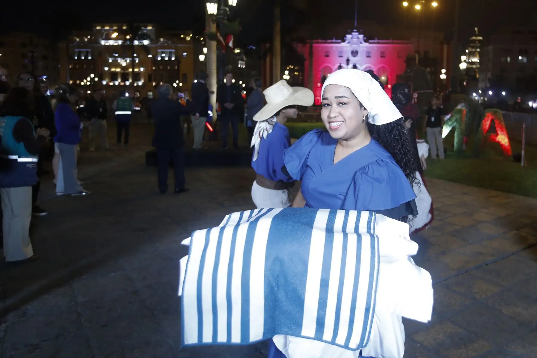 El alcalde de Lima, Renzo Reggiardo, participó en el encendido de luces en la Plaza de Armas con motivo de las Fiestas Patrias 2026. La actividad incluyó la develación de topiarios patrióticos, una exhibición de caballos de paso y la participación de artistas caracterizados como pregoneros. Foto: ANDINA/Eddy Ramos.