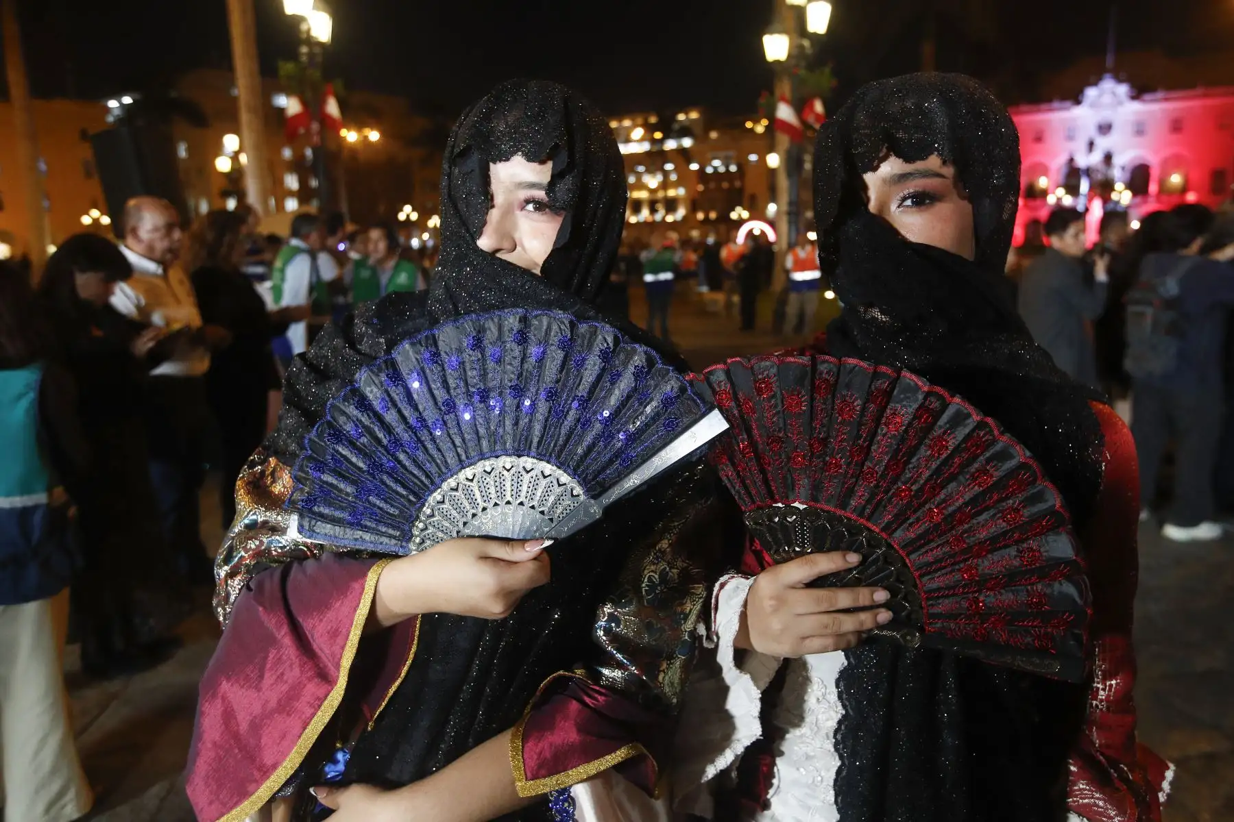 El alcalde de Lima, Renzo Reggiardo, participó en el encendido de luces en la Plaza de Armas con motivo de las Fiestas Patrias 2026. La actividad incluyó la develación de topiarios patrióticos, una exhibición de caballos de paso y la participación de artistas caracterizados como pregoneros. Foto: ANDINA/Eddy Ramos.