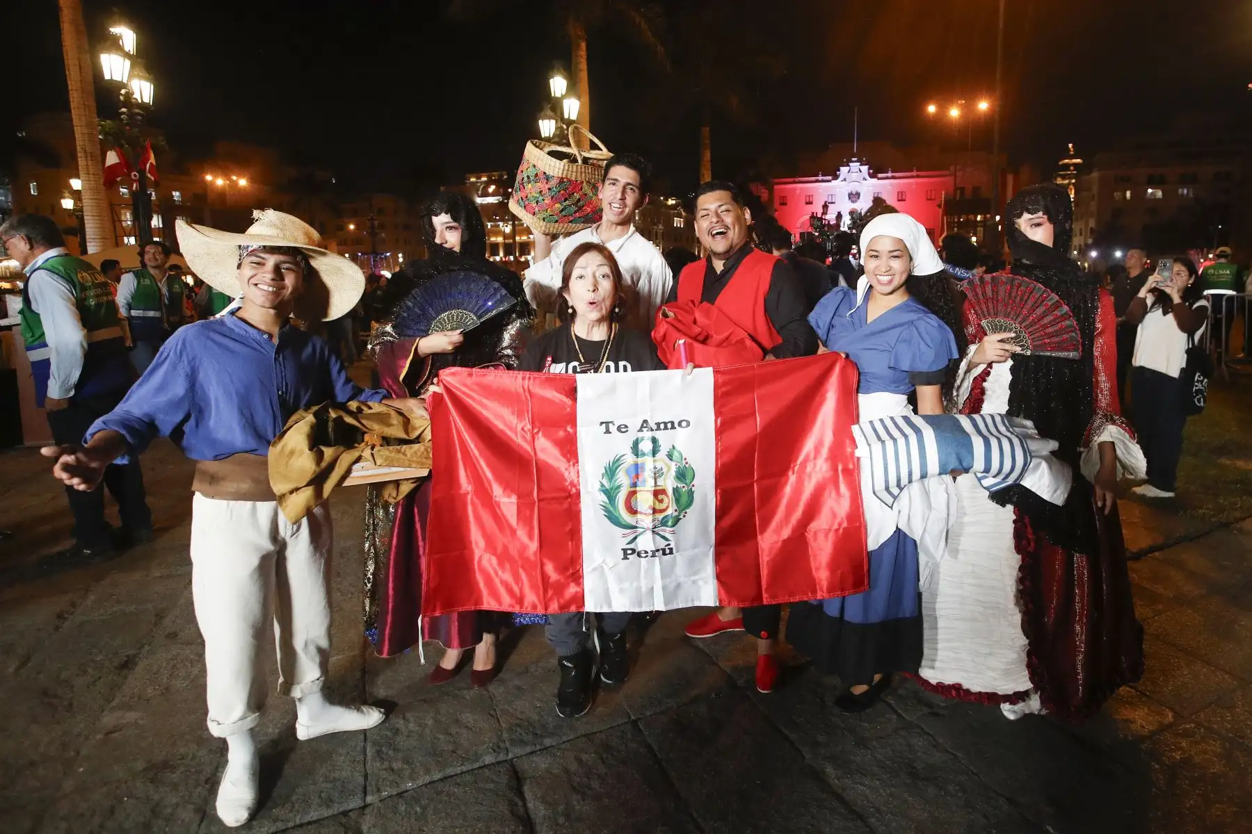 El alcalde de Lima, Renzo Reggiardo, participó en el encendido de luces en la Plaza de Armas con motivo de las Fiestas Patrias 2026. La actividad incluyó la develación de topiarios patrióticos, una exhibición de caballos de paso y la participación de artistas caracterizados como pregoneros. Foto: ANDINA/Eddy Ramos.