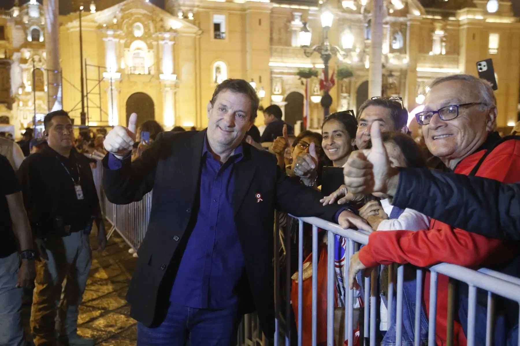 El alcalde de Lima, Renzo Reggiardo, participó en el encendido de luces en la Plaza de Armas con motivo de las Fiestas Patrias 2026. La actividad incluyó la develación de topiarios patrióticos, una exhibición de caballos de paso y la participación de artistas caracterizados como pregoneros. Foto: ANDINA/Eddy Ramos.