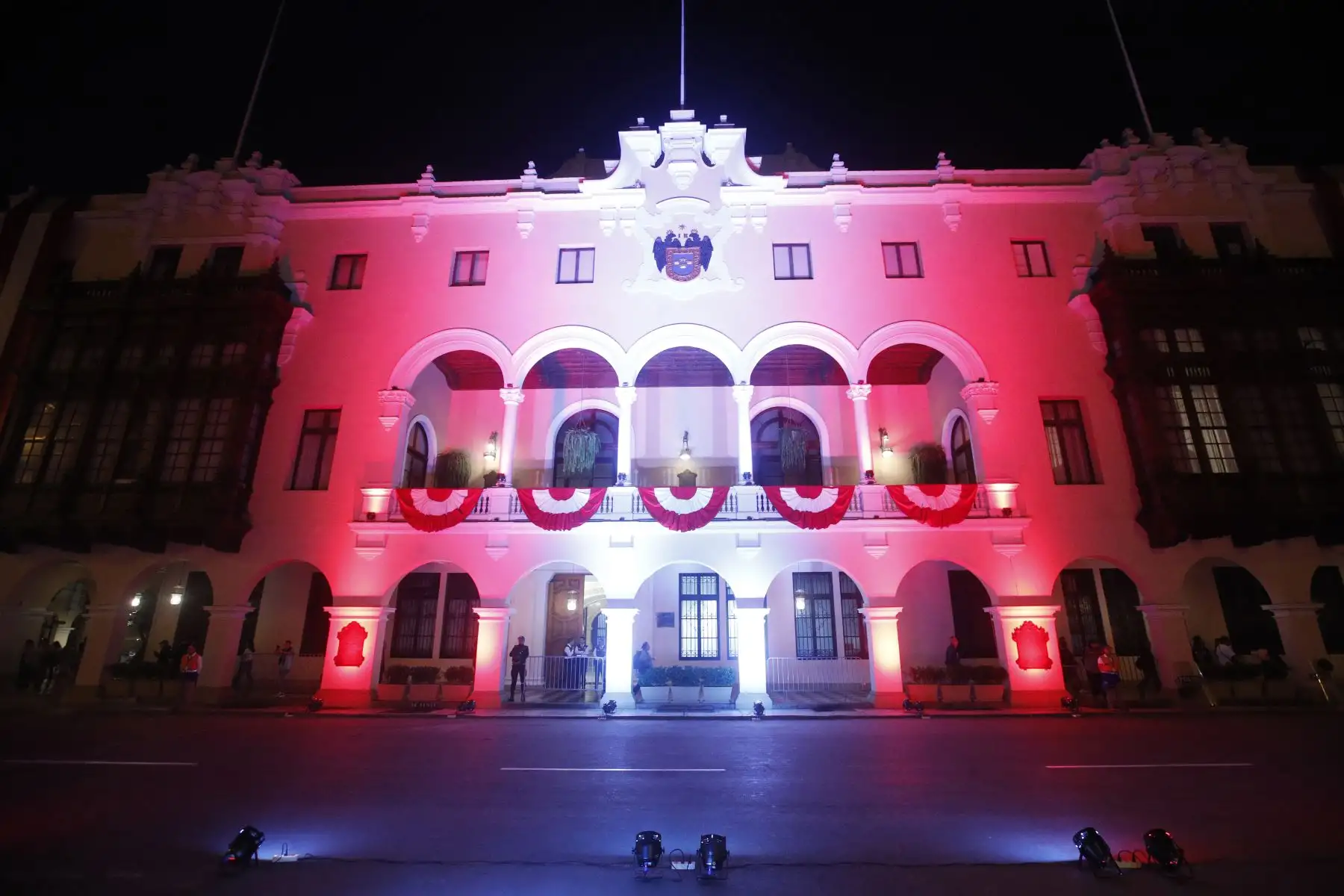 El alcalde de Lima, Renzo Reggiardo, participó en el encendido de luces en la Plaza de Armas con motivo de las Fiestas Patrias 2026. La actividad incluyó la develación de topiarios patrióticos, una exhibición de caballos de paso y la participación de artistas caracterizados como pregoneros. Foto: ANDINA/Eddy Ramos.