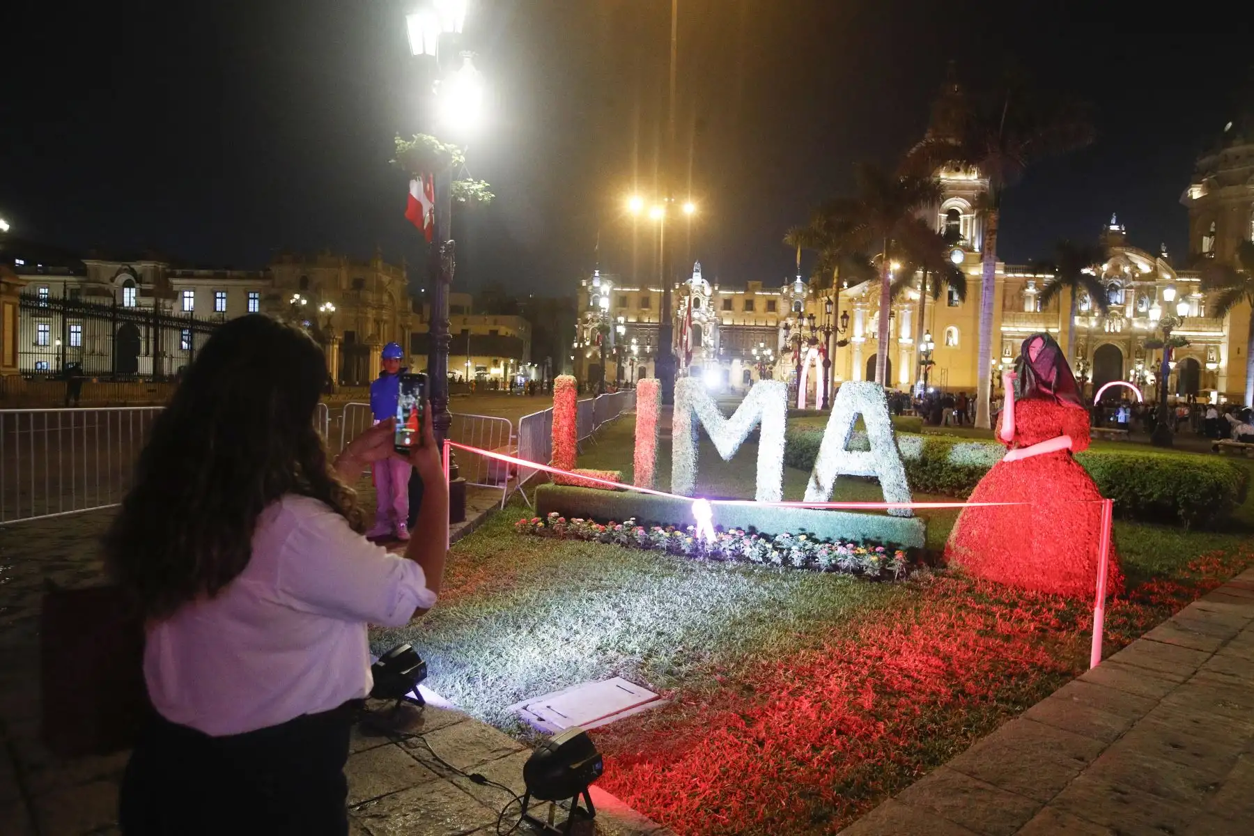 El alcalde de Lima, Renzo Reggiardo, participó en el encendido de luces en la Plaza de Armas con motivo de las Fiestas Patrias 2026. La actividad incluyó la develación de topiarios patrióticos, una exhibición de caballos de paso y la participación de artistas caracterizados como pregoneros. Foto: ANDINA/Eddy Ramos.