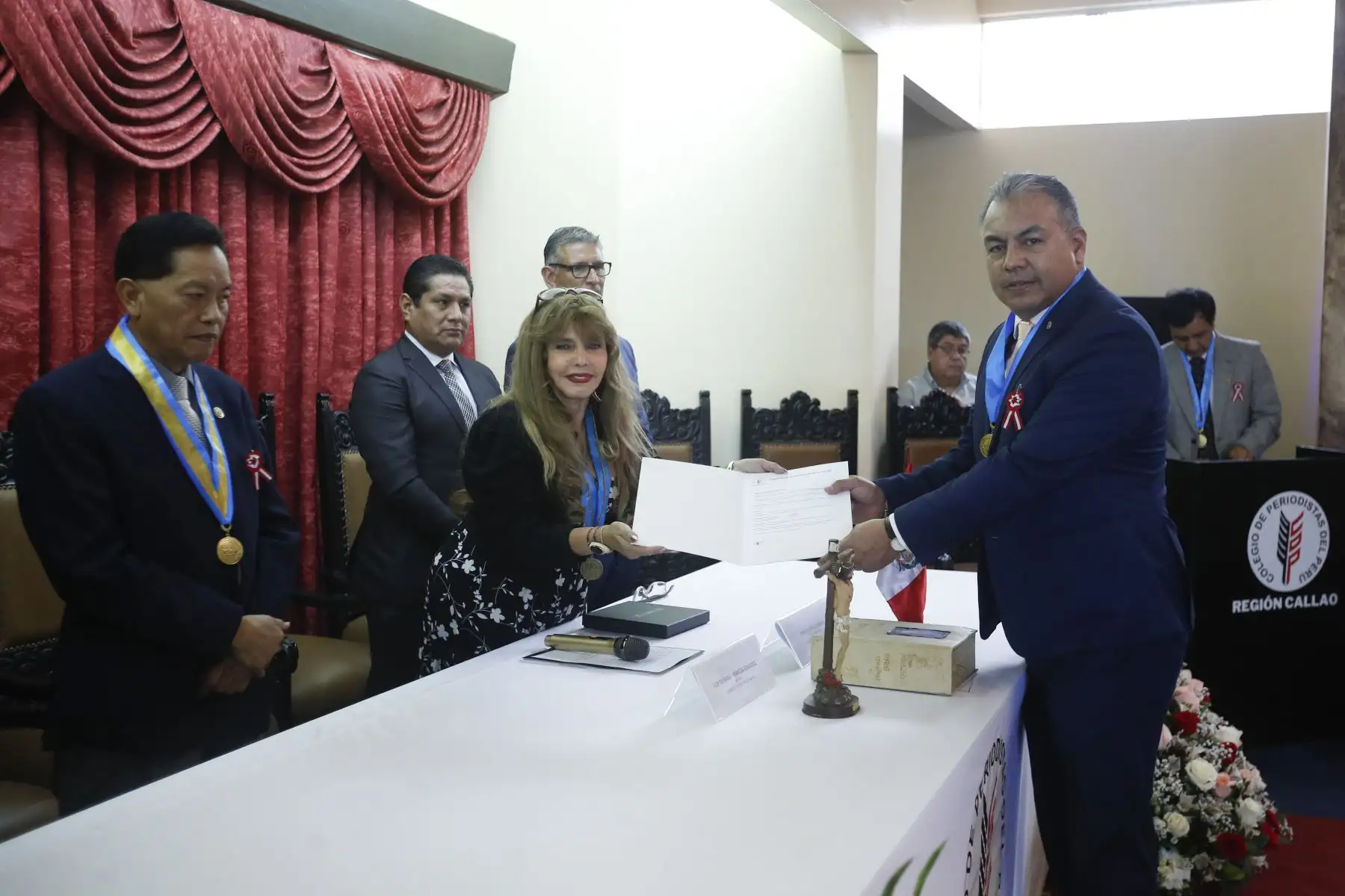 El Consejo Departamental del Callao del Colegio de Periodistas del Perú (CPP), reconoce a Editora Perú y a destacadas personalidades del ámbito público, académico y profesional por su trayectoria, aporte al desarrollo del país y permanente respaldo a la orden profesional, durante una ceremonia institucional realizada en el marco de las celebraciones por Fiestas Patrias. 
Foto: ANDINA/ Eddy Ramos