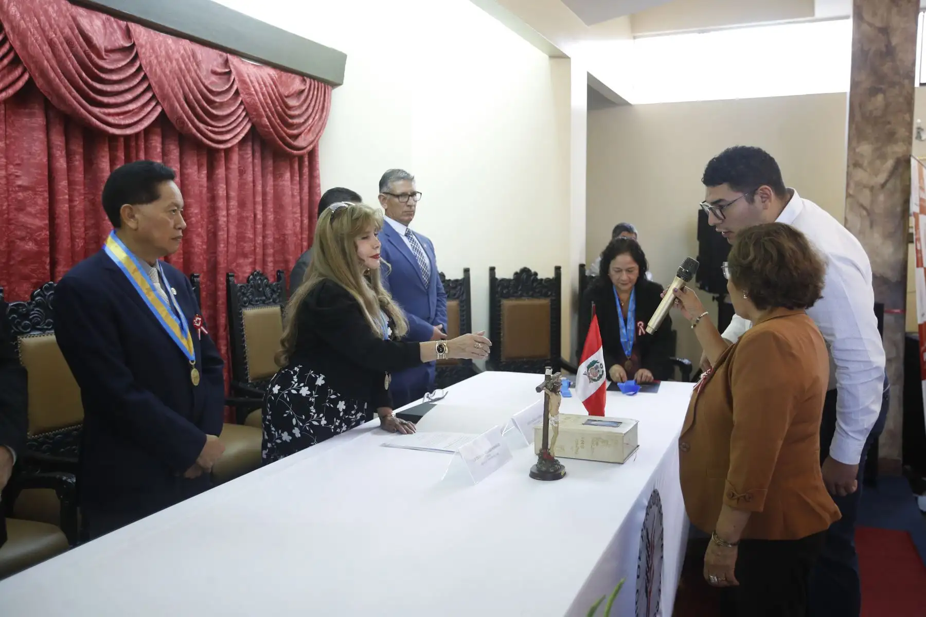 El Consejo Departamental del Callao del Colegio de Periodistas del Perú (CPP), reconoce a Editora Perú y a destacadas personalidades del ámbito público, académico y profesional por su trayectoria, aporte al desarrollo del país y permanente respaldo a la orden profesional, durante una ceremonia institucional realizada en el marco de las celebraciones por Fiestas Patrias. 
Foto: ANDINA/ Eddy Ramos